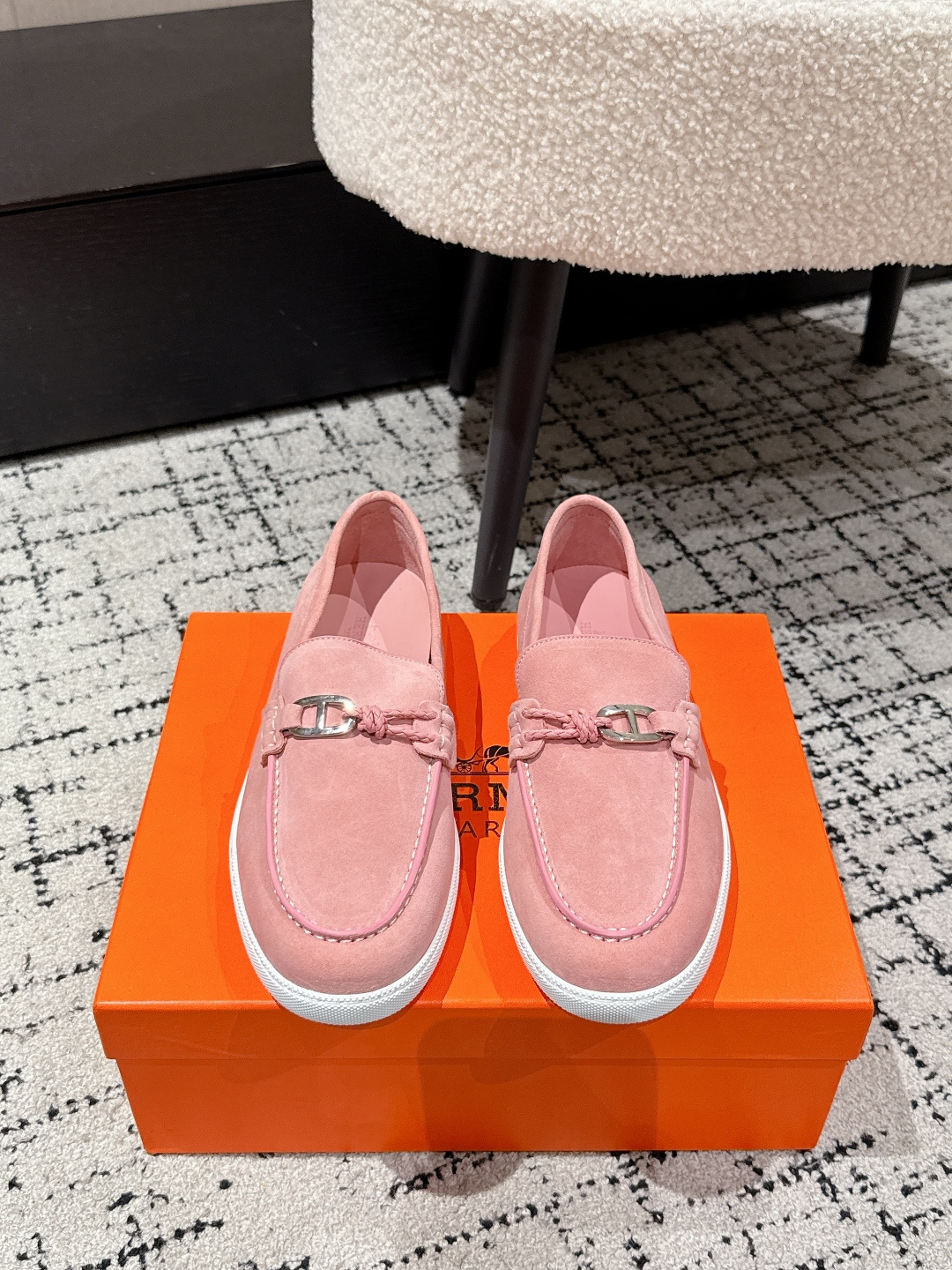 NO:419383,#Top version Couple model HERMES 25/ Latest Ignacio series Palladium-plated buckle Couple model Loafers Original purchase and development Make goods Welcome to compare details Main recommendation model Fast shipment speed This Ignacio series calfskin and suede goatskin lace-up sneakers are decorated with the iconic 'H' details. The design is simple and smooth, creating a fashionable urban style, comfortable and versatile H family classic and out of style, exquisite packaging for delivery counter Fabric original custom imported top layer cowhide/cow velvet imported soft sheepskin sole original open mold-on-slip TPU material Size: #women 35-40 men's model 39-46 (45.46 customized), loafers, hermes, hermes, loafers, sneakers, cowhide, sheepskin, chamois  leather19860909#顶级版本 情侣款 HERMES爱马仕 25/ 最新 Ignacio系列 镀钯扣 情侣款 乐福鞋 原版购入开发 做货 欢迎对比细节 主推款 出货速度快 这款Ignacio系列小牛皮和麂皮山羊皮免系带运动鞋,饰有标志性“H”细节.设计简约流畅,打造时尚都市造型 舒适百搭 H家经典不过时 ,配送专柜精美包装 面料原版定制进口头层牛皮/牛绒 内里进口柔软羊皮 鞋底原版开模防滑TPU材质 Size:#女35-40男款39-46（45.46定制）,乐福鞋,hermes,hermes,loafers,sneakers,cowhide,sheepskin,chamois leather,Women's Shoes