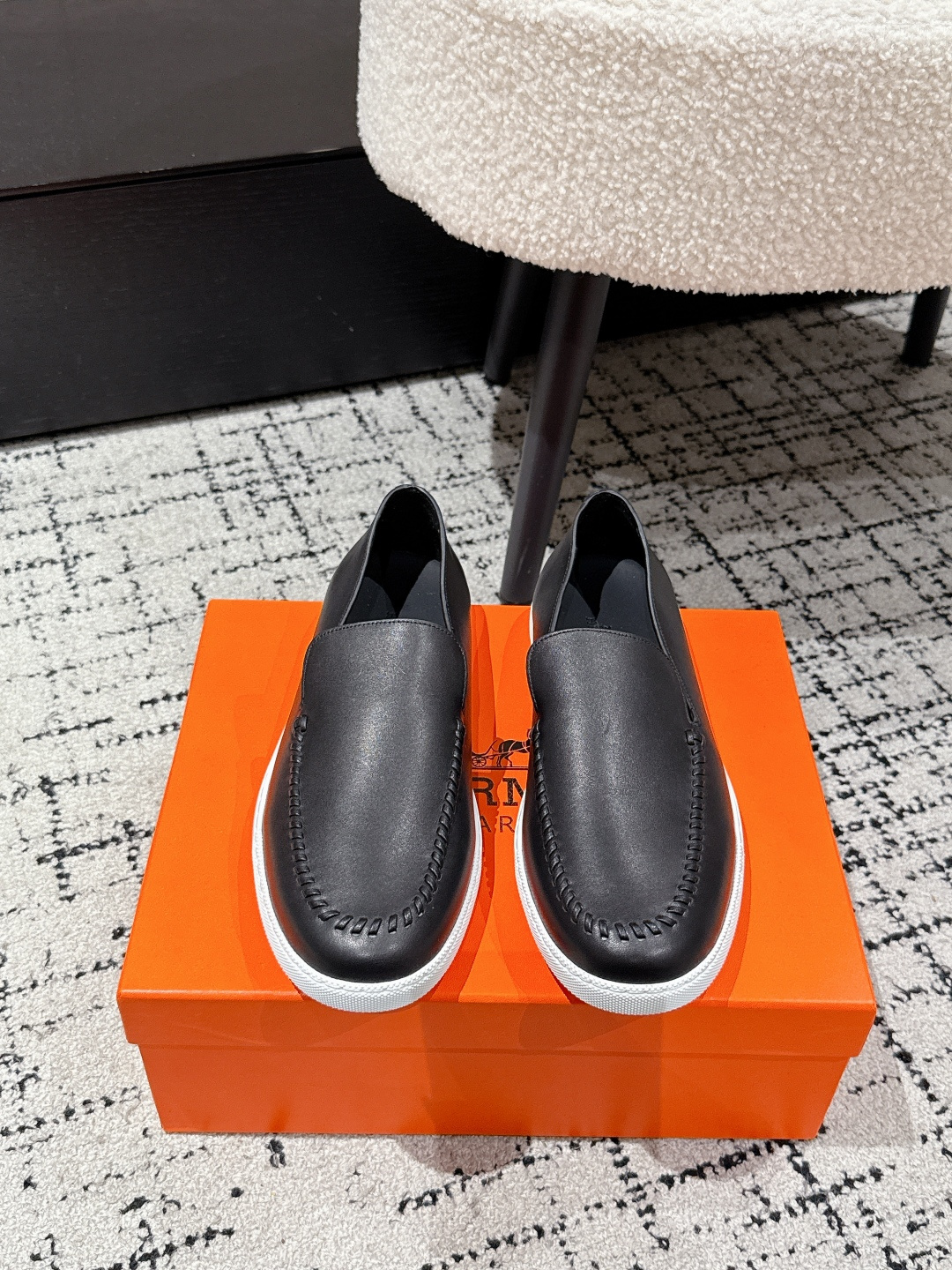 NO:419433,#Top version Couple model HERMES 25/ Latest Julian series Couple model Loafers Original purchase and development Make goods Welcome to compare details Main recommendation model Fast shipping speed This Julian series calfskin and suede goatskin lace-up sneakers are decorated with the iconic 'H' details. The design is simple and smooth, creating a fashionable urban look Comfortable and versatile H family classic and out of style, exquisite packaging for delivery counter Fabric original custom imported top layer cowhide/cow velvet imported soft sheepskin sole original mold-open anti-slip TPU material Size: #women 35-40 men's model 39-46 (45.46 customized), loafers, hermes, hermes, loafers, sneakers, cowhide, sheepskin, chamois leather19860909#顶级版本 情侣款 HERMES爱马仕 25/ 最新 Julian 系列 情侣款 乐福鞋 原版购入开发 做货 欢迎对比细节 主推款 出货速度快 这款Julian系列小牛皮和麂皮山羊皮免系带运动鞋,饰有标志性“H”细节.设计简约流畅,打造时尚都市造型 舒适百搭 H家经典不过时 ,配送专柜精美包装 面料原版定制进口头层牛皮/牛绒 内里进口柔软羊皮 鞋底原版开模防滑TPU材质 Size:#女35-40男款39-46（45.46定制）,乐福鞋,hermes,hermes,loafers,sneakers,cowhide,sheepskin,chamois leather,Women's Shoes