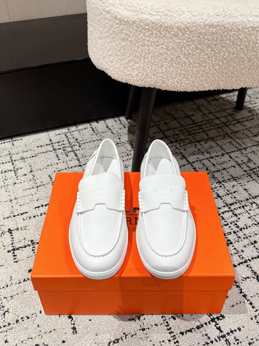 NO:419425,#Top version Couple model HERMES 25/ Latest JOB series Palladium-plated buckle Couple model Loafers Original purchase and development Make products Welcome to compare details Main recommendation model Fast shipment speed This Ignacio series calfskin and suede goatskin lace-up sneakers are decorated with the iconic 'H' details. The design is simple and smooth, creating a fashionable urban look Comfortable and versatile H family classic and out of style, exquisite packaging for delivery counter Fabric original custom imported top layer cowhide/cow velvet imported soft sheepskin sole original open mold-on-slip TPU material Size: #women 35-40 men's model 39-46 (45.46 customization), loafers, hermes, hermes, loafers, sneakers, cowhide, sheepskin, chamois  leather19860909#顶级版本 情侣款 HERMES爱马仕 25/ 最新 JOB 系列 镀钯扣 情侣款 乐福鞋 原版购入开发 做货 欢迎对比细节 主推款 出货速度快 这款Ignacio系列小牛皮和麂皮山羊皮免系带运动鞋,饰有标志性“H”细节.设计简约流畅,打造时尚都市造型 舒适百搭 H家经典不过时 ,配送专柜精美包装 面料原版定制进口头层牛皮/牛绒 内里进口柔软羊皮 鞋底原版开模防滑TPU材质 Size:#女35-40男款39-46（45.46定制）,乐福鞋,hermes,hermes,loafers,sneakers,cowhide,sheepskin,chamois leather,Women's Shoes