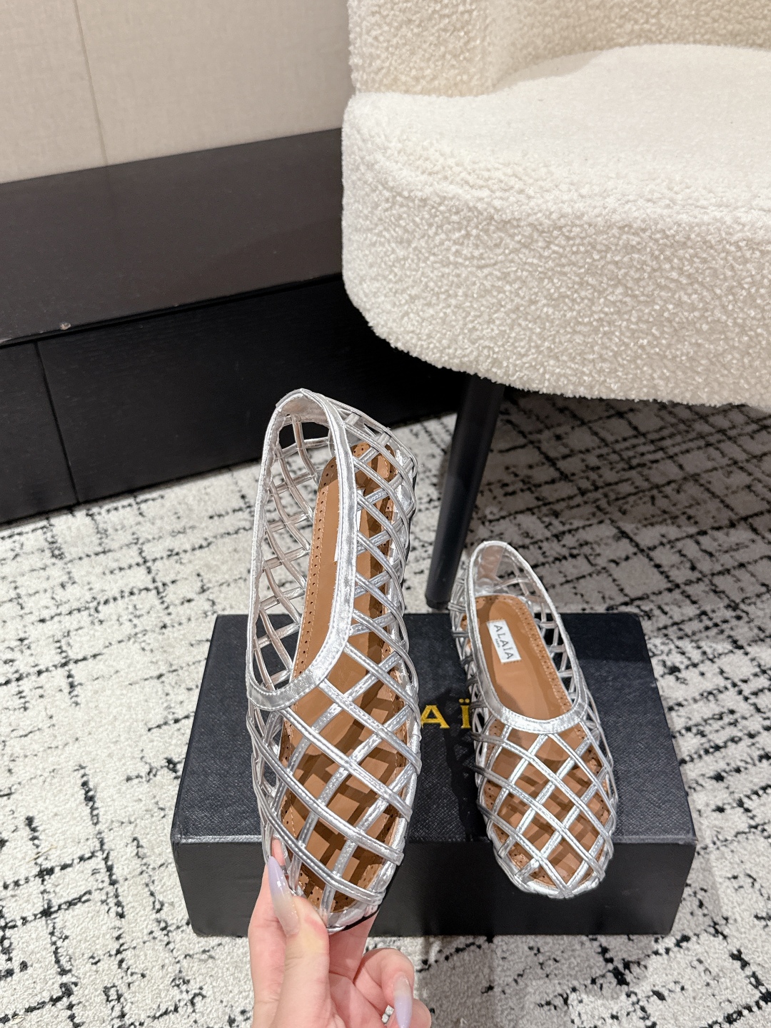Stylish Geometric Knit Shoes with Parisian Flair: ALAIA 25/AW Arya New Snacks - 图片 4