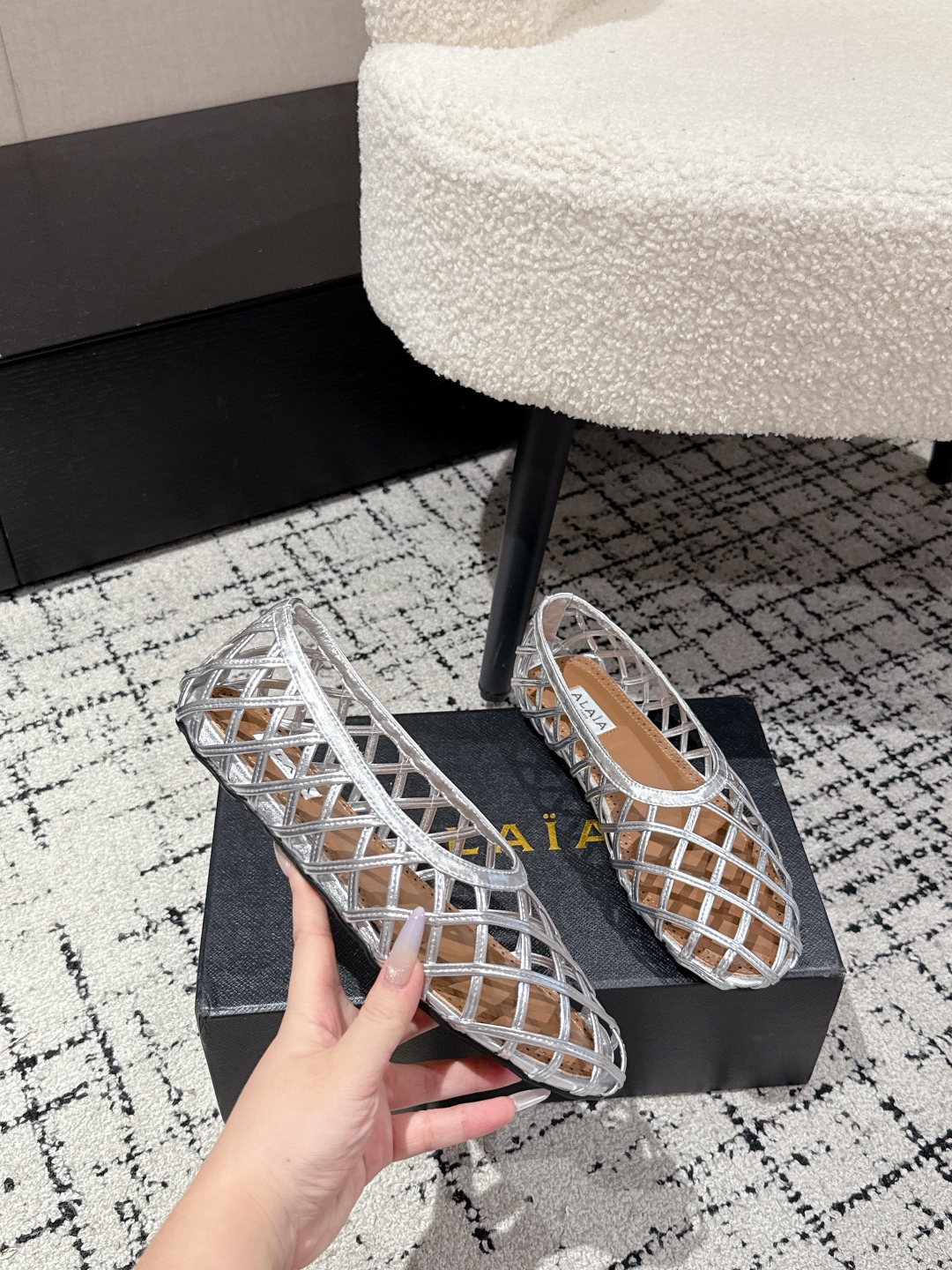 Stylish Geometric Knit Shoes with Parisian Flair: ALAIA 25/AW Arya New Snacks - 图片 5