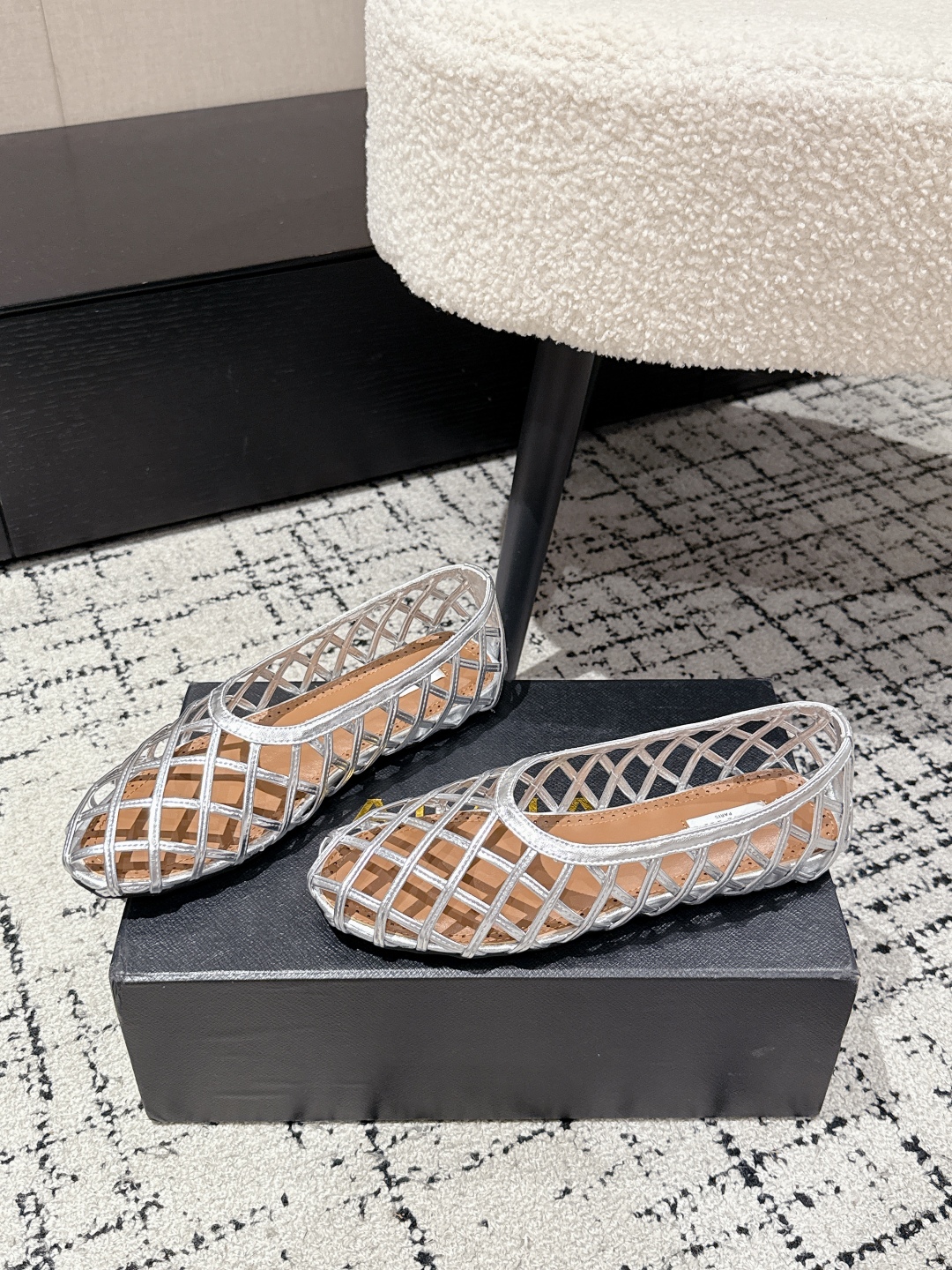 Stylish Geometric Knit Shoes with Parisian Flair: ALAIA 25/AW Arya New Snacks - 图片 3