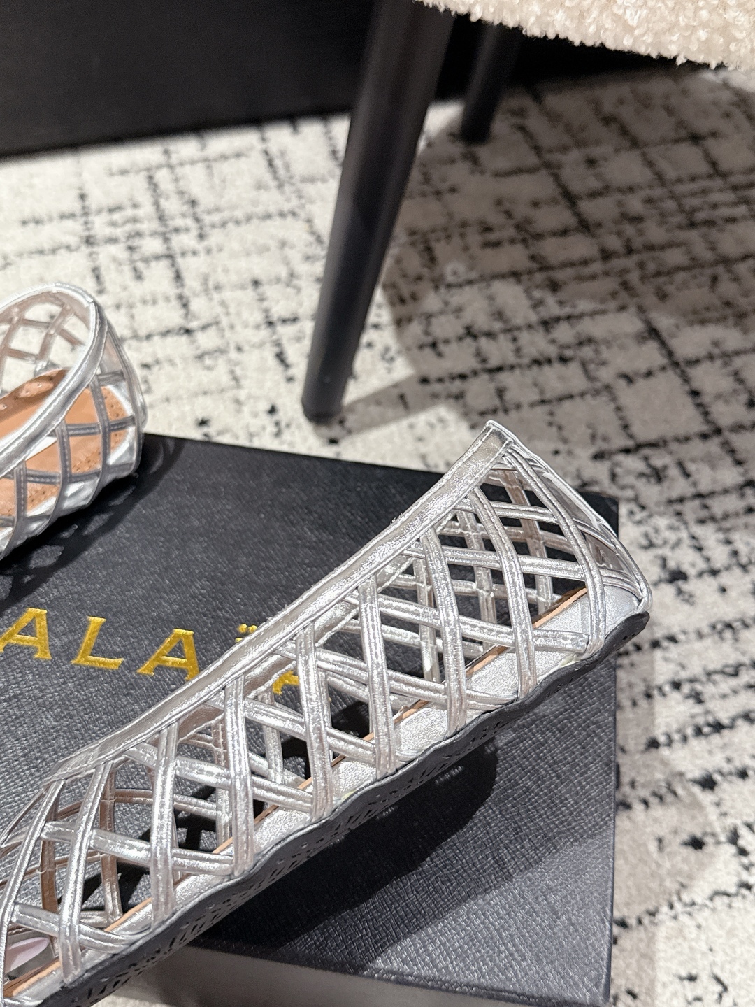 Stylish Geometric Knit Shoes with Parisian Flair: ALAIA 25/AW Arya New Snacks - 图片 9