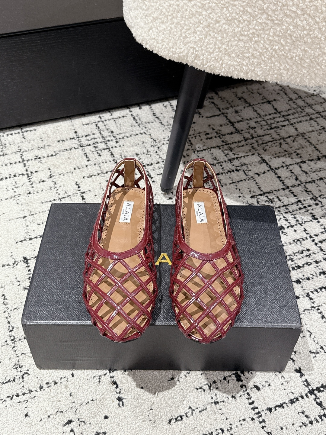 NO:422802,ALAIA 2/Alaya's new hollow flat shoes This hollow flat shoes are fashionable 'ankle highlights' geometric plaid braiding. Wear the architectural sense on the feet. Simple and cool and high-end feel. Every step is like walking on the left bank of Paris. Stepping out a lazy and exquisite tone. The unique fashion lacking in the shoe cabinet is hard to grasp by it. Imported cowhide on the upper, imported sheepskin inside, outsole ZP replica outsole Size#35-42 (40.41.42), single shoes, alaia, flats, cowhide, sheepskin19860909ALAIA 2/阿萊雅新品镂空平底鞋 这款镂空平底鞋 是时髦精的“脚腕高光” 几何格纹编织 把建筑感穿在脚上 简约自带清冷高级感 每一步都像在巴黎左岸漫步 踩出慵懒又精致的调调 鞋柜里缺的独特时髦 被它狠狠拿捏 鞋面进口牛皮 内里进口羊皮 大底ZP复刻大底 Size#35-42（40.41.42定）,单鞋,alaia,flats,cowhide,sheepskin,Women's Shoes