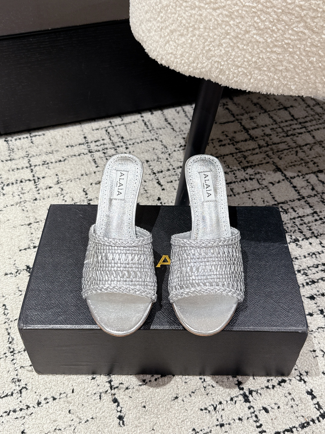 NO:446498,Alaia 25/ss new style Muller high heel woven hollow sandals, simple and luxurious style, smooth lines outline elegant outlines, hand-woven upper decoration, add avant-garde coolness to the overall shape, slim heel design cleverly lengthens the leg lines, whether it is matched with skirts or trousers, can easily enhance the fashion aura, take your modern steps, leather upper hand woven, inner foot pad sheepskin heel height 7cm sole Italian genuine leather sole, size 35-39 (40.41.42 custom-made non-return and exchange), high heels slippers, alaia, high heels, slippers, skirts, sheepskin19860909Alaia 阿莱亚25/ss新款 穆勒高跟编织镂空凉拖鞋 简约中尽显奢华格调 流畅的线条勾勒出优雅轮廓 鞋面手工编织装饰 为整体造型增添前卫酷感 细高跟设计 巧妙拉长腿部线条 无论是搭配裙装还是裤装 都能轻松提升时尚气场 走出属于你的摩登步伐 鞋面皮革手工编织 内里垫脚羊皮 跟高7cm 鞋底意大利真皮鞋底 码数35-39（40.41.42定做不退换）,高跟鞋拖鞋,alaia,high heels,slippers,skirts,sheepskin,Women's Shoes