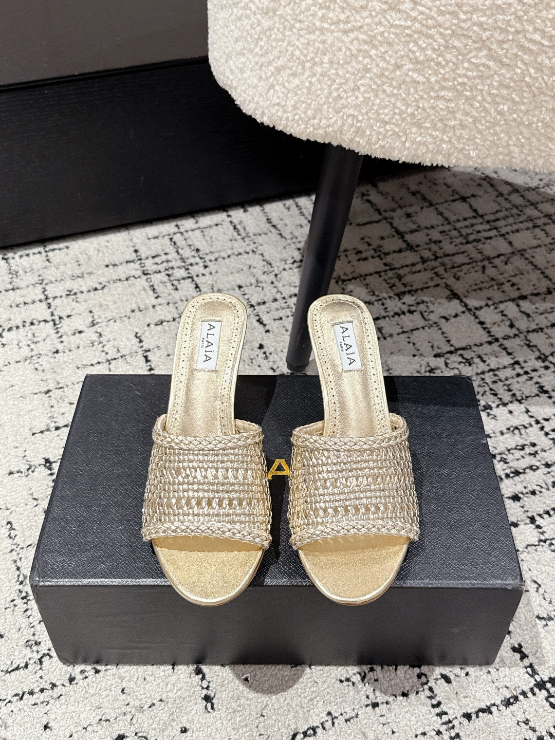 NO:422819,Alaia 25/ss new style Muller high heel woven hollow sandals, simple and luxurious style, smooth lines outline elegant outlines, hand-woven upper decoration, add avant-garde to the overall shape, slim heel design cleverly lengthens the leg lines, whether it is matched with skirts or trousers, can easily enhance the fashion aura, take your modern pace, hand-woven upper leather hand-woven footbed sheepskin heel height 7cm sole Italian genuine leather sole Size#35-42 (40.41.42 custom-made non-return and exchange), high heels slippers, alaia, high heels, slippers, skirts, sheepskin19860909Alaia 阿莱亚25/ss新款 穆勒高跟编织镂空凉拖鞋 简约中尽显奢华格调 流畅的线条勾勒出优雅轮廓 鞋面手工编织装饰 为整体造型增添前卫酷感 细高跟设计 巧妙拉长腿部线条 无论是搭配裙装还是裤装 都能轻松提升时尚气场 走出属于你的摩登步伐 鞋面皮革手工编织 垫脚羊皮 跟高7cm 鞋底意大利真皮鞋底 Size#35-42（40.41.42定做不退换）,高跟鞋拖鞋,alaia,high heels,slippers,skirts,sheepskin,Women's Shoes