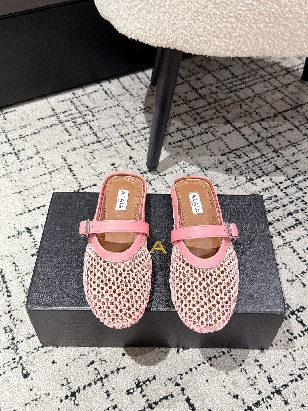 NO:422838,#Top version Alaia 25ss/ catwalk flat mesh slippers shoes The popular flat shoes that are popular all over the world. The same style of Zhang Xiaohui, sweet and cool ballet style. A very popular ballet shoes, romantic and charming. Comfortable and versatile style. Different styles can be easily controlled by different styles. Whether it is jeans, suit pants, or pleated skirts, you can enhance your outfit to fashion, elegance and excellence. Original custom imported mesh, footbed imported sheepskin, outsole original rubber non-slip sole Size#35-41 (40.41 custom made without return or exchange), semi-torque, alaia, flats, slippers, skirts, jeans, business suit, sheepskin19860909#顶级版本 Alaia 阿莱亚25ss/ 走秀款平底网面拖鞋鞋 风靡全球超火的平底鞋 章小蕙同款 甜酷芭蕾风 人气超高的一款芭蕾舞鞋,浪漫又迷人 舒适百搭配上不同款式,不同风格都能轻松驾驭,无论牛仔裤,西装裤,还是百褶裙,都能将你的穿搭提升到时尚,优雅和卓越之中 面料原版订制进口网面 垫脚进口羊皮 大底原版橡胶防滑大底 Size#35-41（40.41订做不退换）,半拖,alaia,flats,slippers,skirts,jeans,business suit,sheepskin,Women's Shoes