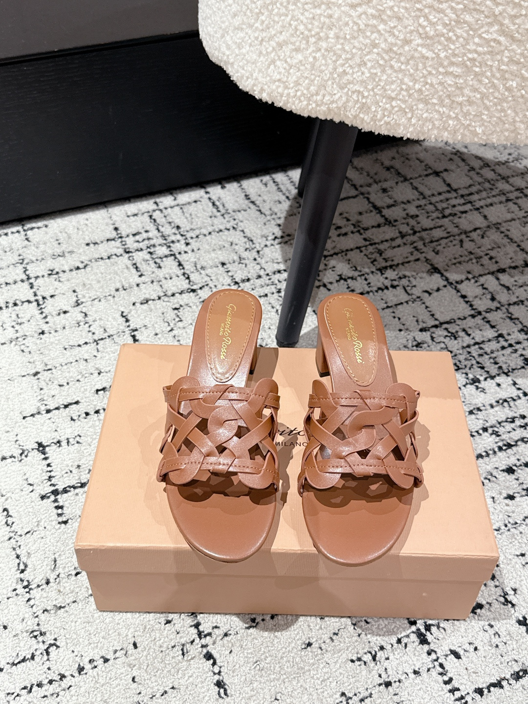 NO:445003,Gianvito Rossi 25/Spring and Summer New Rossi GR French woven hollow flat sandals thick heeled slippers adopt a braided design, with smooth and layered lines, which not only increases visual fun, but also provides a comfortable wrapping feeling for the feet. This weaving method usually requires fine handcraftsmanship, reflecting the pursuit of quality. It can be matched with simple white T-shirts, denim shorts or loose wide-leg pants to create a relaxed and casual summer atmosphere. Leather upper hand woven inner foot pad sheepskin sole imported from Italy Size 35-39 (34.40.41.42 Custom made without return or exchange), slippers, slippers, shorts, tees, t-shirt, sheepskin, Leather soles19860909Gianvito Rossi 25/春夏新款 罗西GR法式编织镂空平底凉拖鞋粗跟高跟拖鞋 采用编织设计,线条流畅且富有层次感,既增加了视觉上的趣味性,又为脚部提供了舒适的包裹感.这种编织方式通常需要精细的手工工艺,体现了对品质的追求. 可以与简约的白色T恤、牛仔短裤或宽松的阔腿裤搭配,营造出轻松、随性的夏日氛围. 鞋面皮革手工编织 内里垫脚羊皮 鞋底意大利进口真皮大底 码数35-39（34.40.41.42定做不退换）,拖鞋,slippers,shorts,tees，t-shirt,sheepskin,Leather soles,Women's Shoes