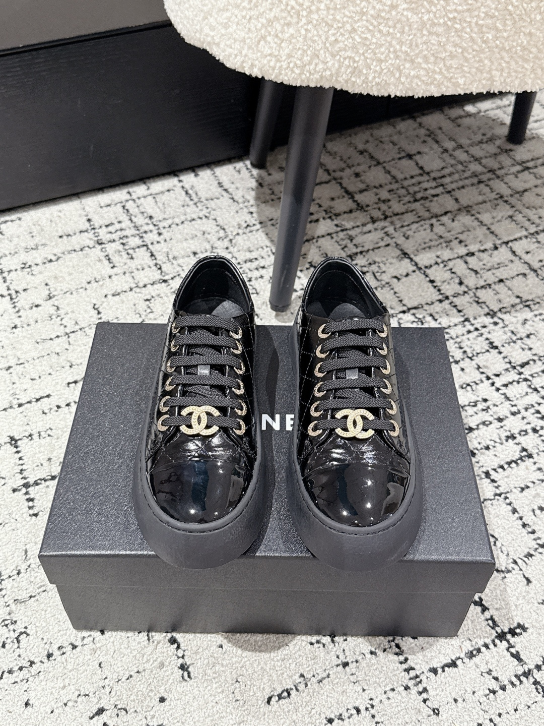 NO:446958,Chanel 25/ New style, thick-soled diamond pattern, biscuits, casual sneakers. Xiaoxiang's casual sneakers this season have made Xiaohongshu, NS, and various social platforms, and exploded wildly!  The fresh color scheme is clean and refreshing, the classic design can be taken into consideration both beauty and comfort. The shoes are super light, comfortable and easy to match, and the feet look super good!  Customized fabric cowhide, soft sheepskin inside, original sole open mold non-slip rubber outsole Size#35-41 (40.41 custom made without return), casual shoes/sports shoes, chanel, chanel, sneakers, cowhide, sheepskin19860909Chanel香奈儿 25/ 新款 厚底菱格纹 饼干 休闲运动鞋 小香这季休闲款运动鞋,刷爆小红书、NS、各种社交平台,疯狂爆发！清新的配色干净清爽,经典的设计,美貌与舒适皆可兼顾,鞋子超级轻,舒适易搭,上脚超级好看！ 面料定制牛皮 内里柔软羊皮 鞋底原版开模防滑橡胶大底 Size#35-41(40.41定做不退换）,休闲鞋/运动鞋,chanel,chanel,sneakers,cowhide,sheepskin,Women's Shoes