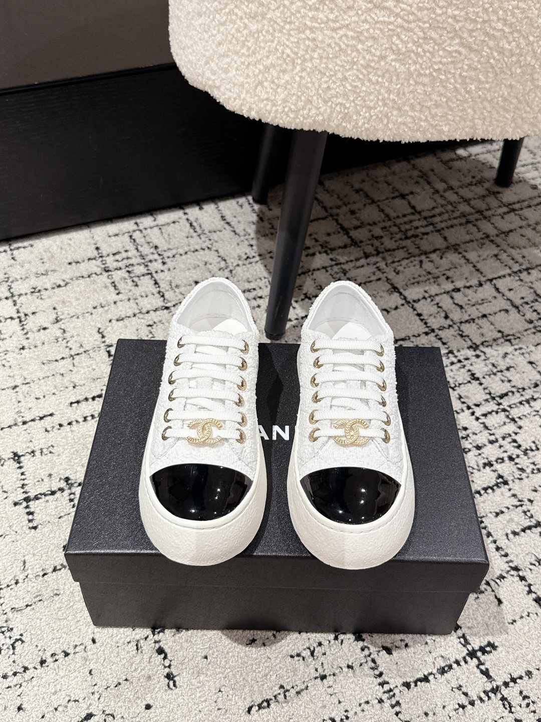 NO:446906,Chanel 25/ New style, thick-soled diamond pattern, biscuits, casual sneakers. Xiaoxiang's casual sneakers this season have made Xiaohongshu, NS, and various social platforms, and exploded wildly!  The fresh color scheme is clean and refreshing, the classic design can be taken into consideration both beauty and comfort. The shoes are super light, comfortable and easy to match, and the feet look super good!  Custom fabric fabric, soft sheepskin inside, original open molded anti-slip rubber outsole Size#35-41 (40.41 custom made without return), casual shoes/sports shoes, chanel, chanel, sneakers, sheepskin19860909Chanel香奈儿 25/ 新款 厚底菱格纹 饼干 休闲运动鞋 小香这季休闲款运动鞋,刷爆小红书、NS、各种社交平台,疯狂爆发！清新的配色干净清爽,经典的设计,美貌与舒适皆可兼顾,鞋子超级轻,舒适易搭,上脚超级好看！ 面料定制布面 内里柔软羊皮 鞋底原版开模防滑橡胶大底 Size#35-41(40.41定做不退换）,休闲鞋/运动鞋,chanel,chanel,sneakers,sheepskin,Women's Shoes