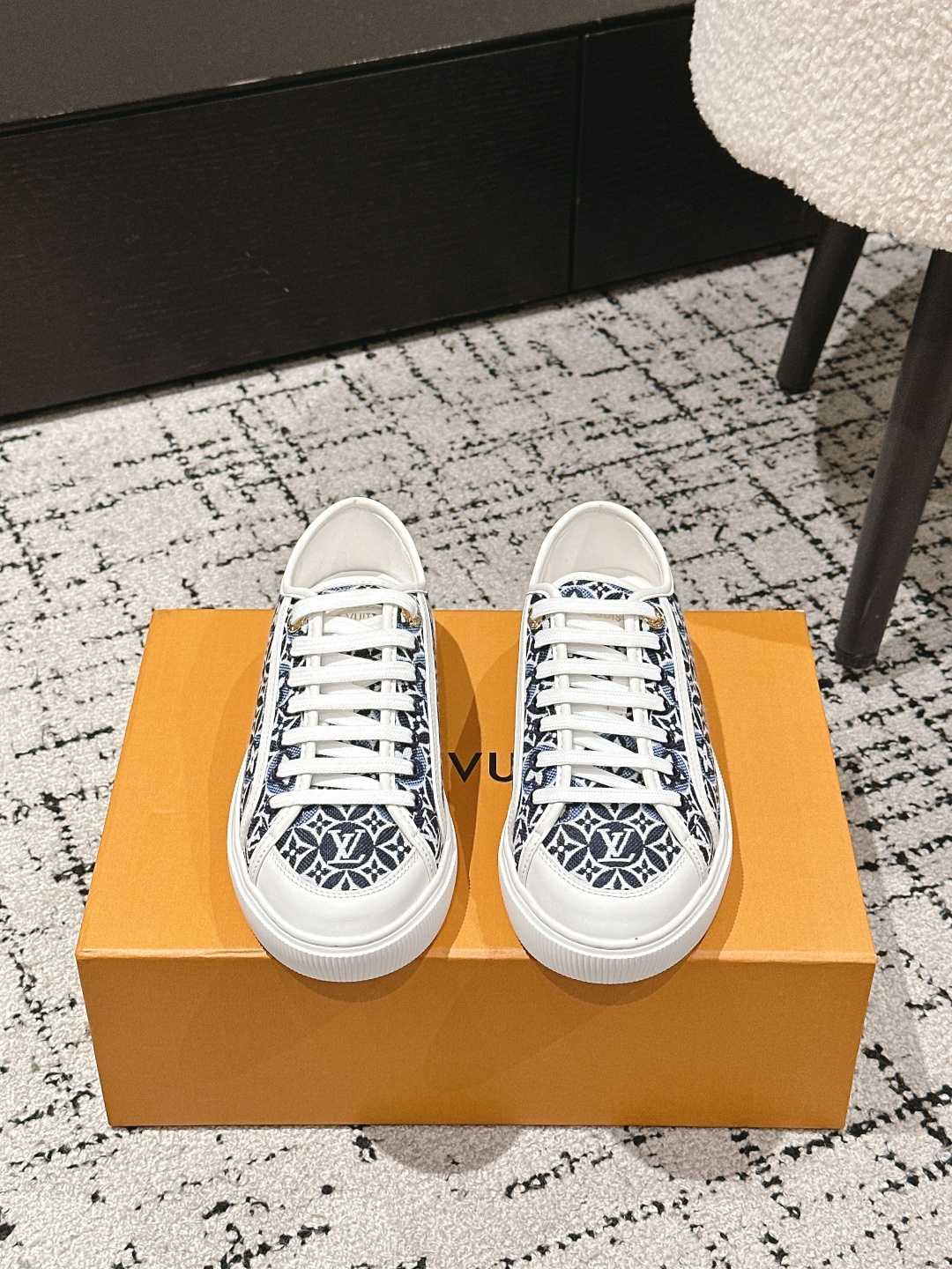 NO:444938,louis vuitton donkey brand 25/ Spring and summer new style canvas casual shoes original purchase and development materials and craftsmanship are consistent, classic design injected with a retro atmosphere. Leather trim is seen with Louis Vuitton logo, inscribed eyelets, laces and shoelaces show exquisiteness. Upper: Original custom imported denim/cowhide fabric Inner: Cowhide footbed imported canvas Sole: Original open mold tpu outsole Size#35-45 (for women 40. men 45 custom-made without return), casual shoes/sports shoes, louis vuitton, louis vuitton, louis vuitton, louis vuitton, sneakers, cowhide19860909louis vuitton 驴牌 25/ 春夏新款 帆布 休闲鞋 原版购入开发 材料工艺一致 经典设计注入复古气息.皮革饰边跃现路易威登标识,铭纹孔眼、镶边和鞋带彰显考究细 鞋面: 原版订制进口牛仔布/牛皮面料 内里: 牛皮里垫脚进口帆布 鞋底: 原版开模tpu大底 Size#35-45（女40.男45定做不退换）,休闲鞋/运动鞋,louis vuitton,louis vuitton,louis vuitton,sneakers,cowhide,Women's Shoes