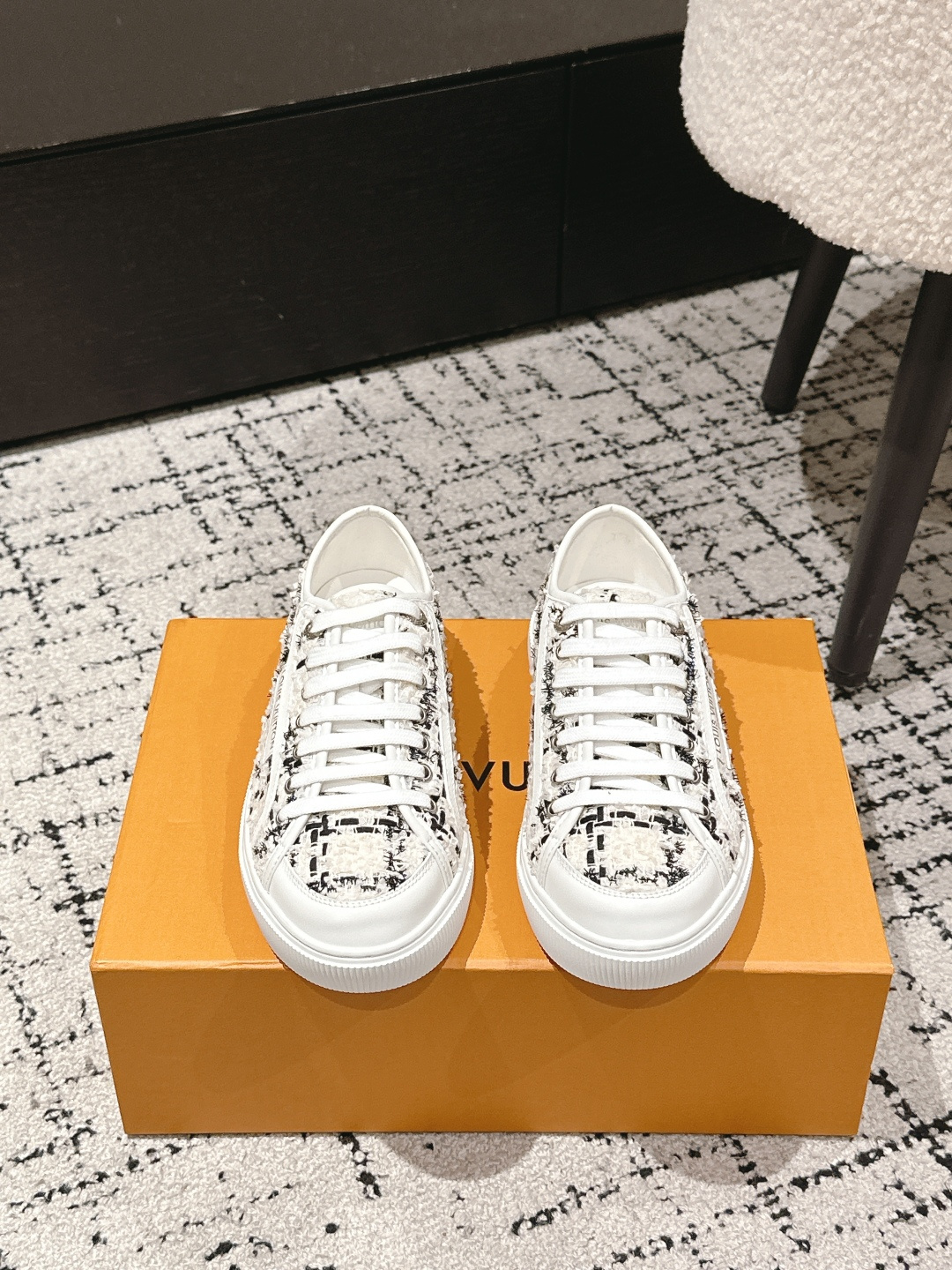 NO:444950,louis vuitton donkey brand 25/ Spring and summer new style canvas casual shoes original purchase and development materials and craftsmanship are consistent, classic design injected with a retro atmosphere. Leather trim is seen with Louis Vuitton logo, inscribed eyelets, laces and shoelaces show exquisiteness. Upper: Original custom imported denim/cowhide fabric Inner: Cowhide footbed imported canvas Sole: Original open mold tpu outsole Size#35-45 (women 40. men 45 custom-made non-return and exchange, casual shoes/sports shoes, louis vuitton, louis vuitton, louis vuitton, louis vuitton, louis vuitton, louis vuitton, sneakers, cowhide19860909louis vuitton 驴牌 25/ 春夏新款 帆布 休闲鞋 原版购入开发 材料工艺一致 经典设计注入复古气息.皮革饰边跃现路易威登标识,铭纹孔眼、镶边和鞋带彰显考究细 鞋面: 原版订制进口牛仔布/牛皮面料 内里: 牛皮里垫脚进口帆布 鞋底: 原版开模tpu大底 Size#35-45（女40.男45定做不退换,休闲鞋/运动鞋,louis vuitton,louis vuitton,louis vuitton,sneakers,cowhide,Women's Shoes