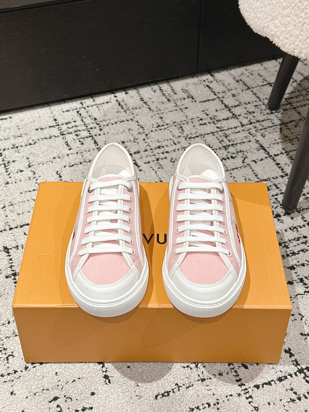 NO:444944,louis vuitton donkey brand 25/ Spring and summer new style canvas casual shoes original purchase and development materials and craftsmanship are consistent, classic design injected with a retro atmosphere. Leather trim is seen with Louis Vuitton logo, inscribed eyelets, laces and shoelaces show exquisiteness. Upper: Original custom imported denim/cowhide fabric Inner: Cowhide footbed imported canvas Sole: Original open mold tpu outsole Size#35-45 (for women 40. men 45 custom-made without return), casual shoes/sports shoes, louis vuitton, louis vuitton, louis vuitton, louis vuitton, sneakers, cowhide19860909louis vuitton 驴牌 25/ 春夏新款 帆布 休闲鞋 原版购入开发 材料工艺一致 经典设计注入复古气息.皮革饰边跃现路易威登标识,铭纹孔眼、镶边和鞋带彰显考究细 鞋面: 原版订制进口牛仔布/牛皮面料 内里: 牛皮里垫脚进口帆布 鞋底: 原版开模tpu大底 Size#35-45（女40.男45定做不退换）,休闲鞋/运动鞋,louis vuitton,louis vuitton,louis vuitton,sneakers,cowhide,Women's Shoes