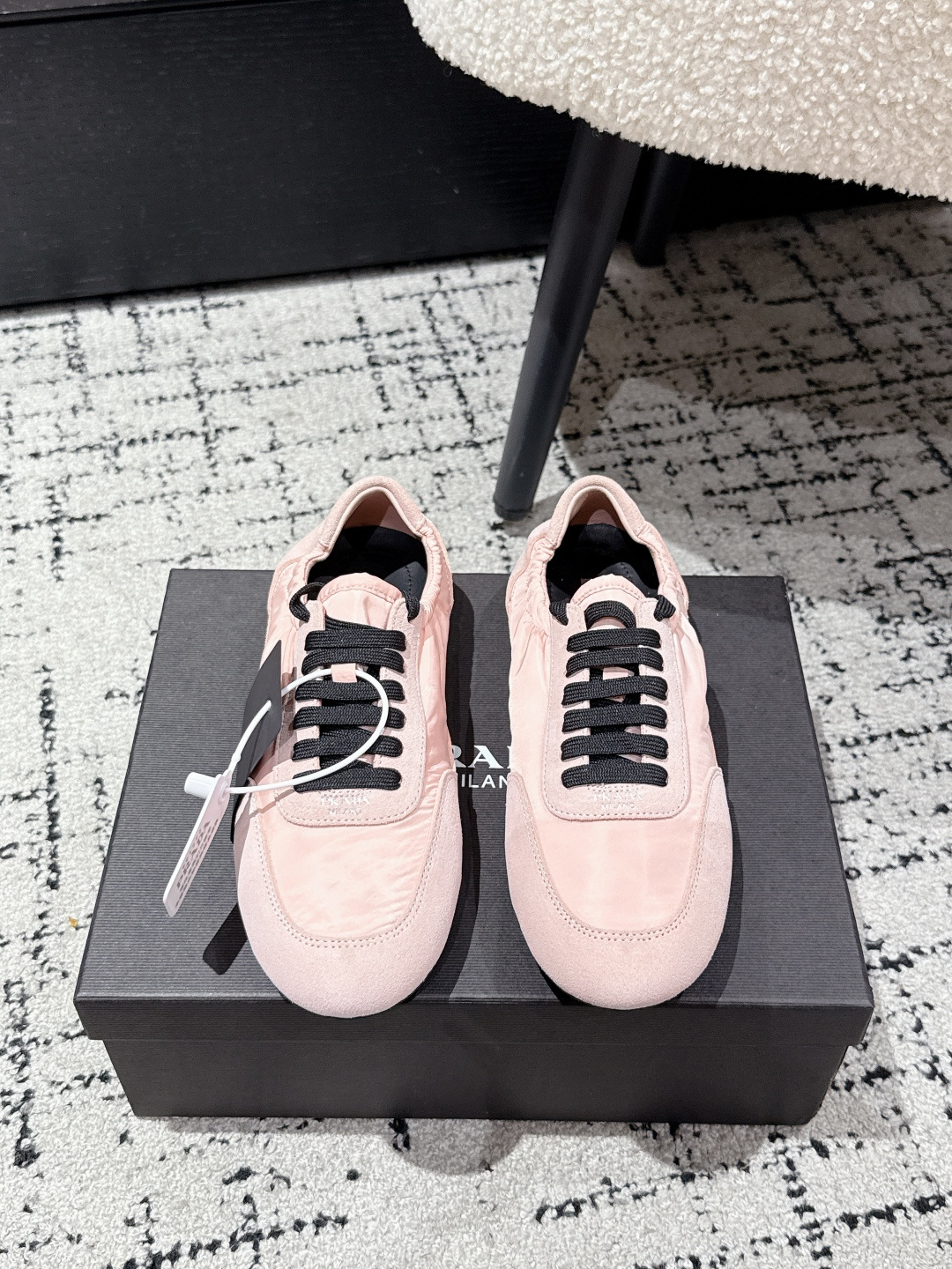 NO:444880,#Purchasing grade Prada 25/Latest Show Casual Forrest Gump German Training Shoes This German Training Shoes has a high appearance rate. Its appearance is running shoes that look like ballet shoes. The soft leather and Prada exclusive nylon material are the most resistant to hits!  It is a retro-filled item. It can be matched with novel and fashionable items or overall old retro-shaped styles, and can be perfectly controlled. Upper: Imported suede Inner: Sheepskin Outsole: Original thin sole Size: #35-41 (40.41 Custom made without return or exchange), casual shoes/sports shoes semi-trails, prada, prada, sneakers, sheepskin, chamois leather19860909#代购级 Prada 普拉达 25/最新 走秀 休闲 阿甘 德训鞋 出镜率很高的就是这款德训鞋 外形是像芭蕾舞鞋一样的跑鞋,柔软的皮质加上Prada 专属尼龙材质上脚的轻盈度和舒适度是最抗打的！本来就是复古感拉满的单品,既可以搭配新颖时髦的单品,也可以搭配整体做旧的复古感造型,都可以完美驾驭 鞋面: 进口麂皮 内里: 羊皮 大底: 原版薄底 Size: #35-41(40.41定做不退换）,休闲鞋/运动鞋半拖,prada,prada,sneakers,sheepskin,chamois leather,Women's Shoes