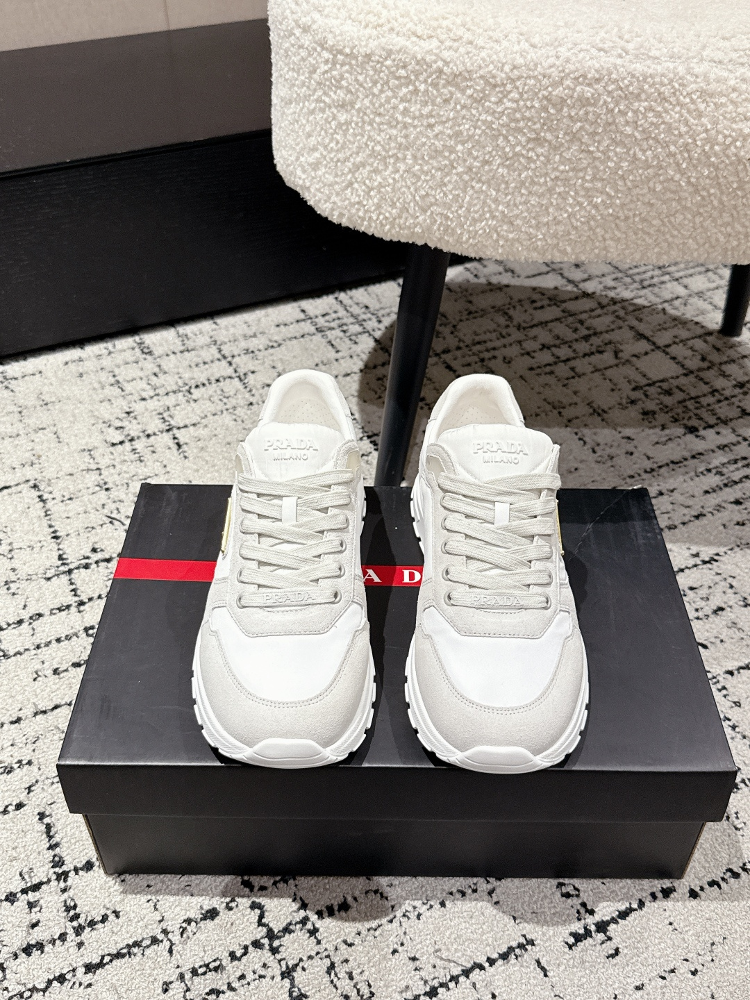 NO:444837,#Top version PRADA Prada 25/ Latest Re-Nylon Prax 2.0 Nylon Suede Men's Lace-up Casual Shoes Original Purchase and Development Purchase-level version A pair of sports shoes, lightweight nylon spliced ​​suede leather material, easy to wear~ It has a sense of sporty, vitality and fashion. Imported upper with reverse velvet calfskin/high mercerized canvas. Inner holes and water dyed sheepskin. Stepping: water dyed cowhide. Outsole ultra-light TPU foam rubber two-color molded sole. Size #Men 38-45 (38.45 custom-made non-return and exchange), dad shoes, prada, prada, sneakers, cowhide, sheepskin19860909#顶级版本 PRADA普拉达 25/ 最新 Re-Nylon Prax 2.0 尼龙绒面革 男款 系带 休闲鞋 原版购入开发 代购级版本 脚蹬一双运动鞋,轻便的尼龙拼接绒面皮材质,很好穿～ 兼具运动、活力与时尚感 鞋面进口反绒小牛皮/高丝光帆布 内里打孔水染羊皮 垫脚: 水染牛皮 大底超轻TPU发泡橡胶双色成型大底 Size #男38-45（38.45定做不退换）,老爹鞋,prada,prada,sneakers,cowhide,sheepskin,Women's Shoes