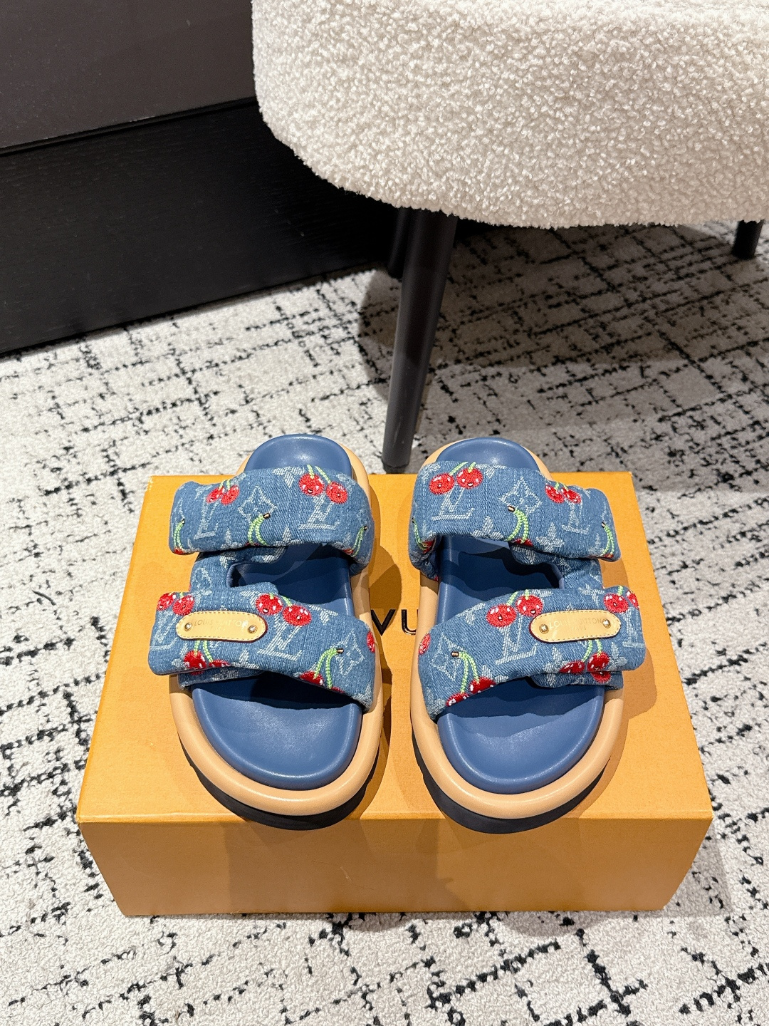 NO:444997,Men's electric embroidery style #couple style Top version LouisVuitton 25/ MIAMI series Velcro Cherry style Beach sandals Original purchase and development Made in this model Miami sandals are made of Monogram jacquard fabric, which can be adjusted at will through Velcro. Tough insoles and miniature outsoles bring a gentle and comfortable experience. Fabric: Original custom imported presbyterian leather/down cloth Inner: Original custom sheepskin lining Outsole: Original mold-opening ultra-light foaming material Sole thickness: 3.5CM Size: #35-46 (for women 40. for men 45.46), slippers, louis vuitton, slippers, down jacket, sheepskin19860909男电绣款 #情侣款 顶级版本 LouisVuitton 25/ MIAMI系列 魔术贴 樱桃风 沙滩 凉拖鞋 原版购入开发 做货 本款 Miami 凉拖以 Monogram 提花织物塑造宽幅鞋面,可通过魔术贴随心调节.韧性鞋垫和微型外底带来轻柔舒适体验 面料: 原版定制进口老花皮/羽绒布 内里: 原版定制羊皮里 大底: 原版开模超轻发泡材质 底厚: 3.5CM Size: #35-46(女40.男45.46定做）,拖鞋,louis vuitton,slippers,down jacket,sheepskin,Women's Shoes