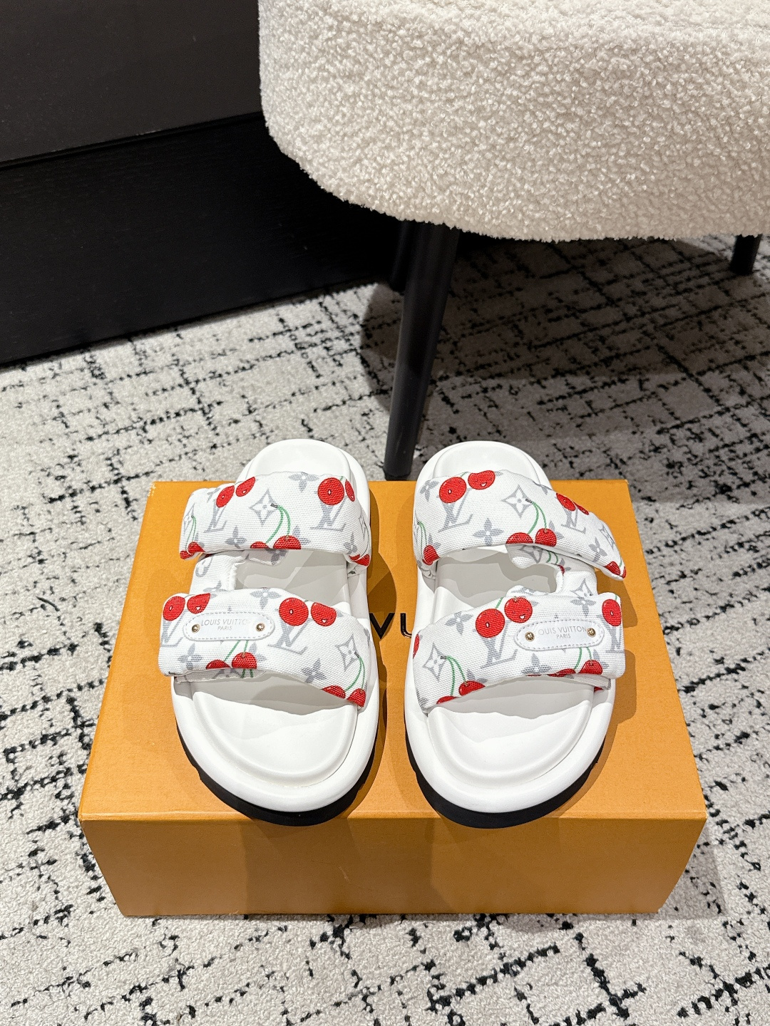 NO:444989,Men's #couple model Top version LouisVuitton 25/ MIAMI series Velcro Cherry style Beach sandals Original purchase and development Made in this model Miami sandals are made of Monogram jacquard fabric, which can be adjusted at will through Velcro. Tough insoles and miniature outsoles bring a gentle and comfortable experience. Fabric: Original custom imported presbyterian leather/down cloth Inner: Original custom sheepskin lining Outsole: Original mold-opening ultra-light foaming material Sole thickness: 3.5CM Size: #35-46 (for women 40. for men 45.46), slippers, louis vuitton, slippers, down jacket, sheepskin19860909男 #情侣款 顶级版本 LouisVuitton 25/ MIAMI系列 魔术贴 樱桃风 沙滩 凉拖鞋 原版购入开发 做货 本款 Miami 凉拖以 Monogram 提花织物塑造宽幅鞋面,可通过魔术贴随心调节.韧性鞋垫和微型外底带来轻柔舒适体验 面料: 原版定制进口老花皮/羽绒布 内里: 原版定制羊皮里 大底: 原版开模超轻发泡材质 底厚: 3.5CM Size: #35-46(女40.男45.46定做）,拖鞋,louis vuitton,slippers,down jacket,sheepskin,Women's Shoes