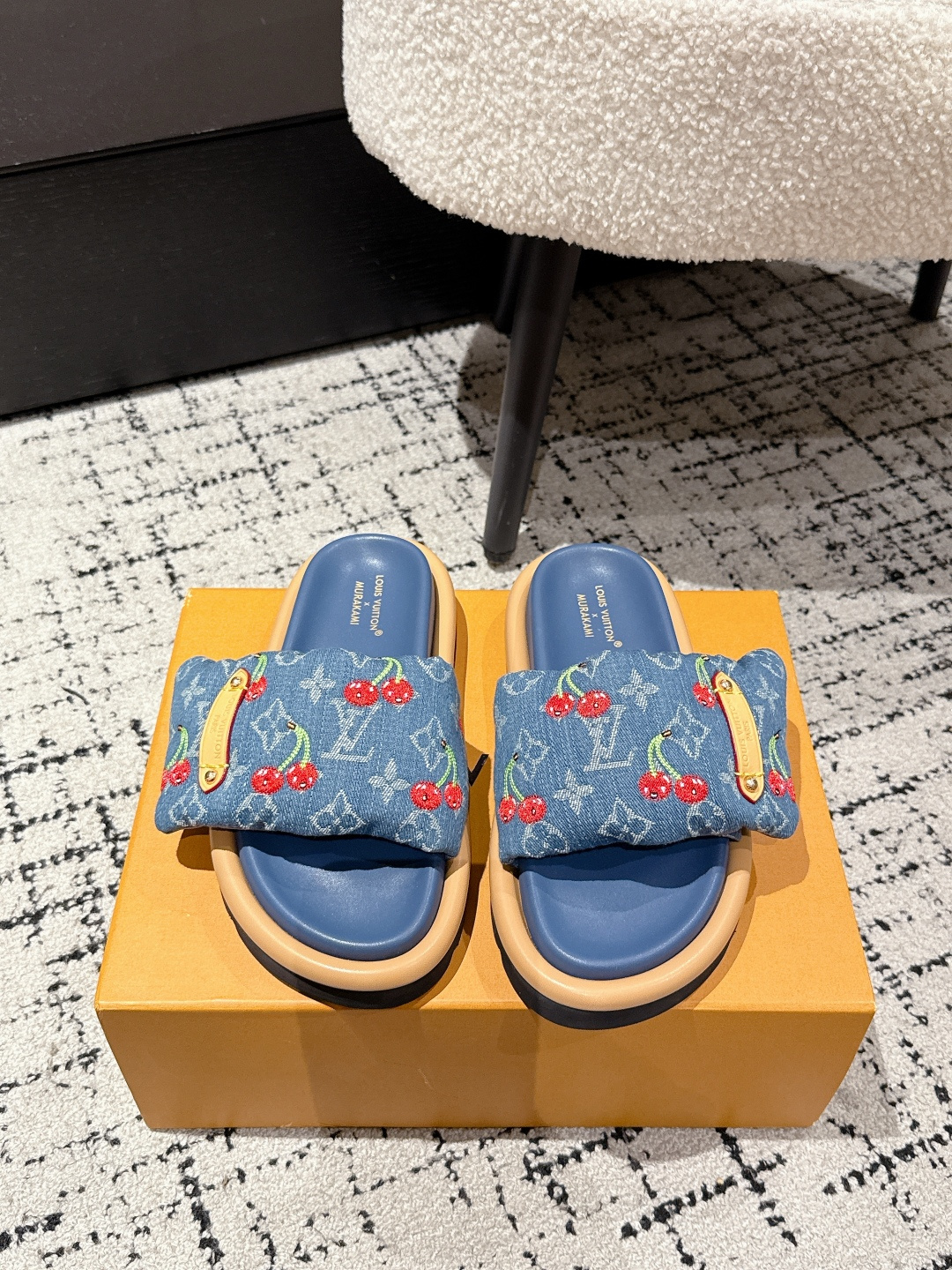 NO:445010,Men's #couple model Top version LouisVuitton 25/ MIAMI series Velcro Cherry style Beach sandals Original purchase and development Made in this model Miami sandals are made of Monogram jacquard fabric, which can be adjusted at will through Velcro. Tough insoles and miniature outsoles bring a gentle and comfortable experience. Fabric: Original custom imported presbyterian leather/down cloth Inner: Original custom sheepskin lining Outsole: Original mold-opening ultra-light foaming material Sole thickness: 3.5CM Size: #35-46 (for women 40. for men 45.46), slippers, louis vuitton, slippers, down jacket, sheepskin19860909男 #情侣款 顶级版本 LouisVuitton 25/ MIAMI系列 魔术贴 樱桃风 沙滩 凉拖鞋 原版购入开发 做货 本款 Miami 凉拖以 Monogram 提花织物塑造宽幅鞋面,可通过魔术贴随心调节.韧性鞋垫和微型外底带来轻柔舒适体验 面料: 原版定制进口老花皮/羽绒布 内里: 原版定制羊皮里 大底: 原版开模超轻发泡材质 底厚: 3.5CM Size: #35-46(女40.男45.46定做）,拖鞋,louis vuitton,slippers,down jacket,sheepskin,Women's Shoes