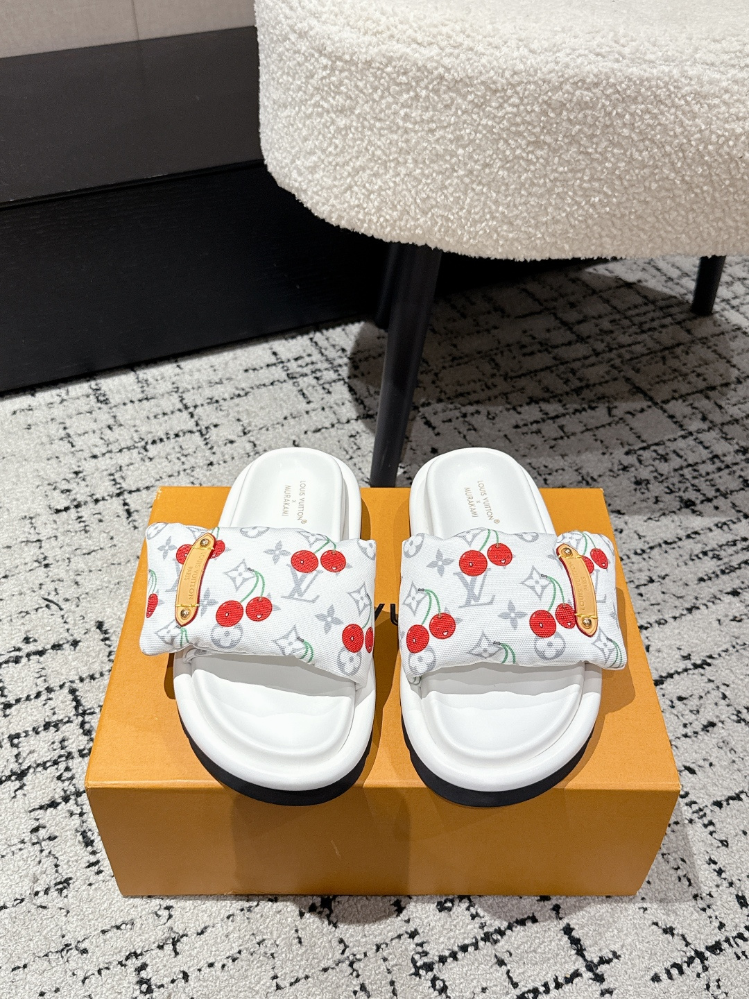 NO:445005,Men's #couple model Top version LouisVuitton 25/ MIAMI series Velcro Cherry style Beach sandals Original purchase and development Made in this model Miami sandals are made of Monogram jacquard fabric, which can be adjusted at will through Velcro. Tough insoles and miniature outsoles bring a gentle and comfortable experience. Fabric: Original custom imported presbyterian leather/down cloth Inner: Original custom sheepskin lining Outsole: Original mold-opening ultra-light foaming material Sole thickness: 3.5CM Size: #35-46 (for women 40. for men 45.46), slippers, louis vuitton, slippers, down jacket, sheepskin19860909男 #情侣款 顶级版本 LouisVuitton 25/ MIAMI系列 魔术贴 樱桃风 沙滩 凉拖鞋 原版购入开发 做货 本款 Miami 凉拖以 Monogram 提花织物塑造宽幅鞋面,可通过魔术贴随心调节.韧性鞋垫和微型外底带来轻柔舒适体验 面料: 原版定制进口老花皮/羽绒布 内里: 原版定制羊皮里 大底: 原版开模超轻发泡材质 底厚: 3.5CM Size: #35-46(女40.男45.46定做）,拖鞋,louis vuitton,slippers,down jacket,sheepskin,Women's Shoes