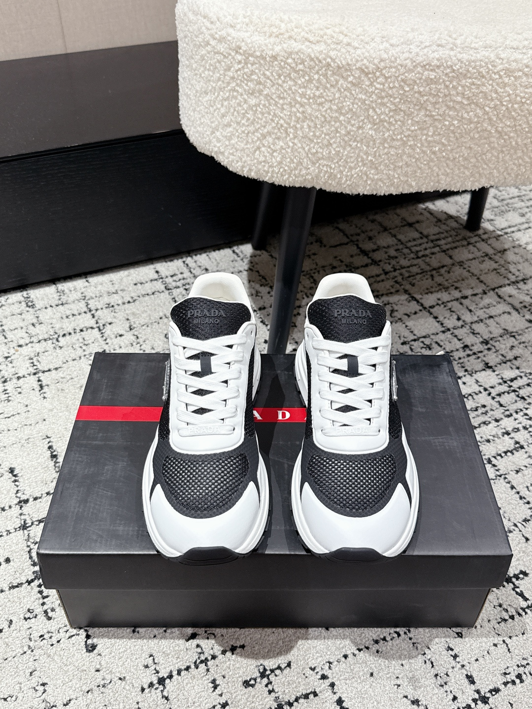 NO:444820,#Top version PRADA Prada 25/ Latest Re-Nylon Prax 2.0 Nylon Suede Men's Lace-up Casual Shoes Original Purchase and Development Purchase-level version A pair of sports shoes, lightweight nylon spliced ​​suede leather material, easy to wear~ It has a sense of sporty, vitality and fashion. Imported upper with reverse velvet calfskin/high mercerized canvas. Inner holes and water dyed sheepskin. Stepping: water dyed cowhide. Outsole ultra-light TPU foam rubber two-color molded sole. Size #Men 38-45 (38.45 custom-made non-return and exchange), dad shoes, prada, prada, sneakers, cowhide, sheepskin19860909#顶级版本 PRADA普拉达 25/ 最新 Re-Nylon Prax 2.0 尼龙绒面革 男款 系带 休闲鞋 原版购入开发 代购级版本 脚蹬一双运动鞋,轻便的尼龙拼接绒面皮材质,很好穿～ 兼具运动、活力与时尚感 鞋面进口反绒小牛皮/高丝光帆布 内里打孔水染羊皮 垫脚: 水染牛皮 大底超轻TPU发泡橡胶双色成型大底 Size #男38-45（38.45定做不退换）,老爹鞋,prada,prada,sneakers,cowhide,sheepskin,Women's Shoes