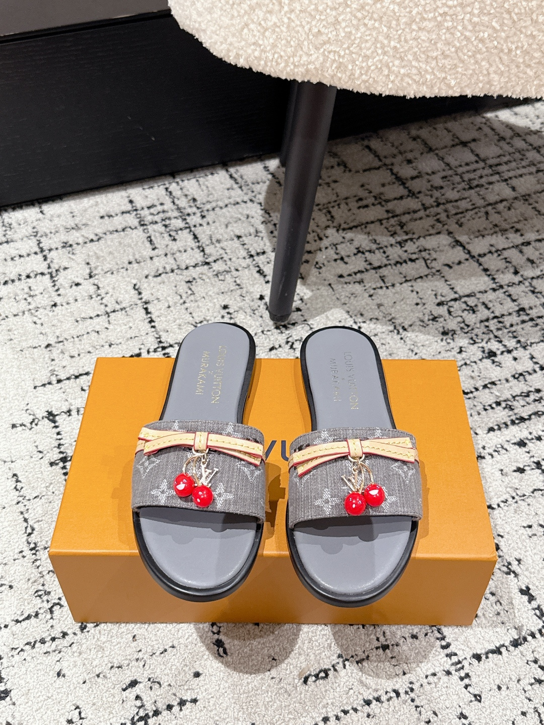 NO:444984,LouisVuitton 25/ New spring and summer style Murakami Takashi jointly created cherry logo flat-soled sandals It is hard not to doubt whether it was borrowed from the Tang Sancai of the Tang Dynasty as the basis and innovated into the classic LV logo, using colors and large-area base colors of the upper as a comparison, creating the white three-color or black three-color element style of the upper, creating another classic style!  Super beautiful!  Unspeakable fashion!  Daily versatility is no problem, and it has the significance of changes and development of the times!  Super easy to wear, full of summer atmosphere!  Original custom fabric, inner sheepskin, outsole, imported from Italy, genuine leather outsole, Size#35-41 (40.41 custom, no return or exchange), slippers, louis vuitton, louis vuitton, slippers, sheepskin, Leather soles19860909LouisVuitton 25/ 春夏新款 村上隆联名 樱桃 徽标 平底凉拖 很难不怀疑是不是借鉴了唐朝的唐三彩作为基础,创新成lv经典标志logo,采用彩色以及鞋面的大面积底色作为对比,创造出鞋面的白三彩或者是黑三彩元素风格,成就了又一个经典款！上脚超级美腻！说不出来的时尚！日常百搭不在话下,而且很有时代的变迁发展的意义！超级好穿,上脚满满的夏日氛围！ 材质原版定制面料 内里羊皮里 大底意大利进口真皮大底 Size#35-41（40.41定制不退换),拖鞋,louis vuitton,louis vuitton,slippers,sheepskin,Leather soles,Women's Shoes