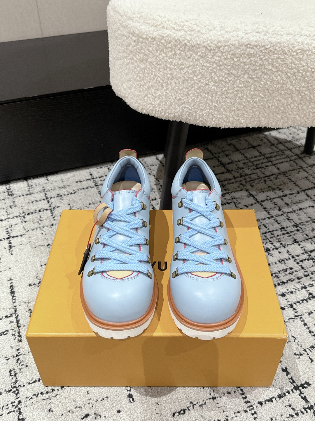 NO:444935,#Couple model Top version Louis vuiteeon 25/ Lace-up, Thick Sole, Love Derby Shoes This sponge cake thick sole series is very exciting this year, wearing it with height enhancement effect, and leading fashionably absolutely yyds!  Calfskin LV Remix derby draws inspiration from classic hiking boots, reimagines its proportions, and creates a fashionable and avant-garde outsole. The upper combines thick laces and hooks engraved with letters. The details are taken from Louis Vuitton leather products, especially the natural leather rear label with letter canvas key bells and yellow stitching. The shoe uses a thick rubber outsole. The upper is original cowhide inner sheepskin. The sole is original open mold TPU rubber outsole. Heel height 5cm Size#women 35-41 (40.41 custom non-return) Men 39-45 (45.46 custom non-return), casual shoes/sports shoes, louis vuitton, louis vuitton, louitton, louis vuitton, loafers, boots, sneakers, cowhide, sheepskin19860909#情侣款 顶级版本 Louis vuiteeon 路易威登 25/ 最新 系带 厚底 乐福 德比鞋 这款松糕厚底系列今年非常爆,穿上增高效果,和时尚的引领绝对的yyds！ 小牛皮LV Remix derby从经典登山靴中汲取灵感,重新构想其比例,打造出时尚前卫的轮廓.鞋面结合了厚鞋带和刻有字母花的钩子,细节取自路易威登皮革制品,特别是字母帆布钥匙铃和黄色缝线的天然皮革后标签.这款鞋采用了厚实的橡胶外底. 鞋面原版牛皮 内里羊皮 鞋底原版开模TPU橡胶大底 跟高5cm Size#女35-41（40.41定做不退换）  男39-45（45.46定做不退换）,休闲鞋/运动鞋,louis vuitton,louis vuitton,louis vuitton,loafers,boots,sneakers,cowhide,sheepskin,Women's Shoes