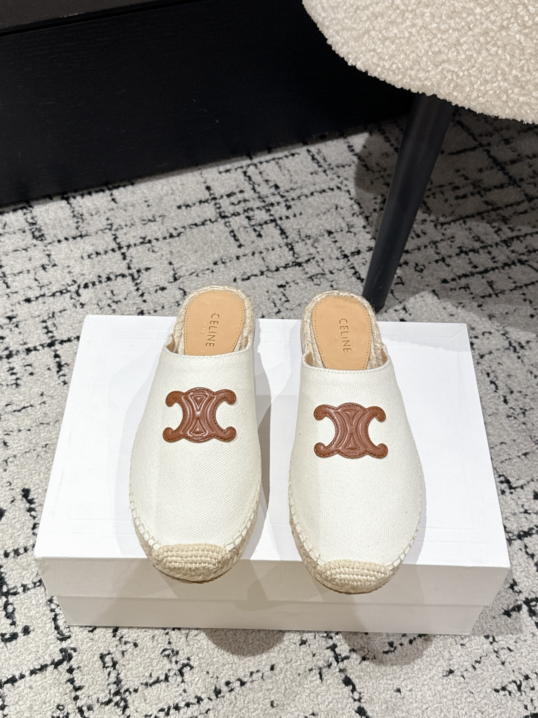 NO:440203,Celine 25/ Spring and summer new logo, straw woven Birken, Baotoudou French brown, like the warm tone of the left bank cafe, classic and charming, easy to adapt to various summer looks. The texture of the fur is unique, worn at barefoot, and the delicate touch spreads from the soles of the feet, fashionable and comfortable. The simple shoe shape is smooth and elegant, and it is inadvertently modified. It is easy to wear at home and on the street, and it is easy to grasp the essence of French lazy. It is full of high-end feeling. Internet celebrity ins grass planting artifact, very retro style, full of aura, and very novel design style, high-end and very comfortable. The imprinted celine logo shows the brand's charm. The original imported suede, inner sheepskin, and the original straw woven bottom  Size35-40 (40. Customized non-return and exchange), semi-drag, celine, celine, espadrilles, sheepskin, chamois leather19860909Celine 赛琳25/ 春夏新款 徽标 草编 勃肯 包头拖 法式咖色,像是左岸咖啡馆的暖调,经典又迷人,轻松适配各种夏日look.翻毛皮质感独特,光脚穿,细腻触感从脚底蔓延,时髦 又惬意. 简约鞋型流畅优雅,不经意间修饰脚型.宅家、出街都好穿,轻松拿捏法式慵懒精髓. 高级感十足 网红ins种草神器、非常复古风、气场十足单品、设计风格非常新颖、高档且非常舒适.压印celine标志彰显品牌魅力 面料原版进口麂皮 内里羊皮 大底原版草编大底 Size35-40（40.定制不退换）,半拖,celine,celine,espadrilles,sheepskin,chamois leather,Women's Shoes