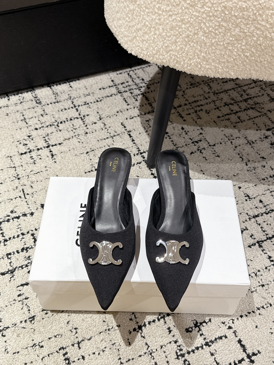 NO:440189,CELINE 25/ New summer color Arc de Triomphe denim flat heels/cat heel sandals Metal buckle empty back toe high heels sexy and elegant pointed-toe shoes clean and neat. Increase the height to make legs thin, whether worn alone or with wide-leg pants, high street and retro. Let’s make CELINE girls. Imported denim fabric upper inner lining sheepskin lining original leather outsole Size#35-40 (40 custom made without return), semi-torque, celine, celine, sandals, high heels, sheepskin, Leather soles19860909CELINE思琳赛琳 25/ 夏季新色 凯旋门 牛仔 平跟/猫跟凉鞋 金属扣后空包头高跟鞋性感气质尖头单鞋干净利落 增高显腿细,无论是单穿还是搭配阔腿裤,高街又复古 一起来做CELINE女孩 鞋面进口牛仔布面料 内里羊皮内里 大底原版真皮大底 Size#35-40（40订做不退换）,半拖,celine,celine,sandals,high heels,sheepskin,Leather soles,Women's Shoes