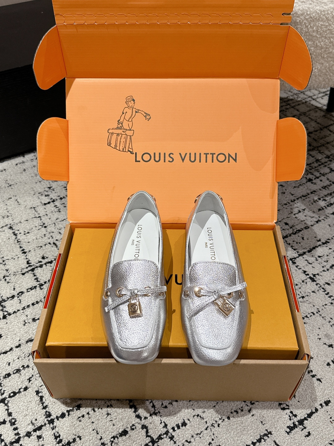 NO:444840,Louis vuitton 25/ Flat-soled Loafers Beanie Shoes Light and comfortable moccasin structure with hand-sewn upper Embellished with LV Cicle logo and inscription lace ends. Butterfly Decoration The design is luxurious and elegant, perfectly interpreting the brand's luxury style Fabric: High-quality cowhide Inner: Water-dyed cowhide Outsole: Original A-grade rubber particles Non-slip Sole Size#35-41 (40.41 custom-made non-return), loafers, louis vuitton, louis vuitton, louis vuitton, louis vuitton, loafers, cowhide19860909Louis vuitton 路易威登 25/ 平底 锁扣 乐福鞋 豆豆鞋 轻盈舒适的莫卡辛结构搭配手缝鞋面 点缀LV Cicle标识和铭纹鞋带端头.饰蝴蝶 版型设计奢华大气 完美诠释品牌奢华风格 面料: 采用优质牛皮 内里: 采用水染牛皮 大底: 原版A级橡胶粒 防滑 底 Size#35-41（40.41定做不退换）,乐福鞋,louis vuitton,louis vuitton,louis vuitton,loafers,cowhide,Women's Shoes