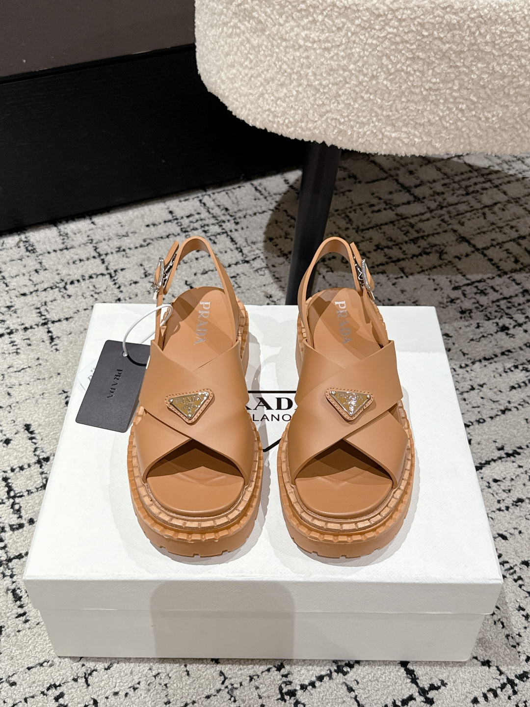 NO:442391,Prada 25/ Latest Spring and Summer Pig Cage Roman Sandals The always popular Pig Cage Sandals are released again!  Make the whole pair of shoes light and comfortable, bright colors satisfy a variety of choices for fashionable people in different styles!  The iconic metal triangle logo Mary Jane Loafers color polishing craftsmanship is a unique combination of ancient style, and every design element is on the trendy point!  Imported cowhide fabric (original oil edge) Outsole: leather edge tpu combination sole Size: #35-41 (40.41 custom-made non-return and exchange), sandals, prada, prada, loafers, sandals, mary jane, cowhide19860909Prada 普拉达 25/ 最新春夏 猪笼 罗马 凉鞋 一直很火的猪笼凉鞋 又出新款了！ 让整双鞋轻便舒适 鲜艳色彩 满足不同风格时髦人士的多种选择！标志性金属三角标玛丽珍乐福鞋擦色工艺每一双都是独一无二搭配古造型,每一个设计元素都踩在时髦点上！ 面料进口牛皮（原版油边） 大底: 真皮沿条 tpu组合底 Size: #35-41（40.41定制不退换）,凉鞋,prada,prada,loafers,sandals,mary jane,cowhide,Women's Shoes