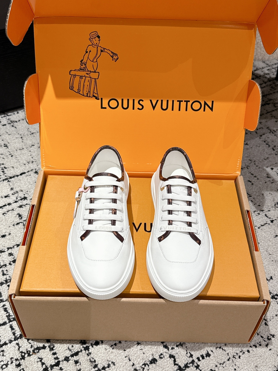 NO:446936,LV Louis Vuitton L Home Donkey Brand 25/ Lagoon Series Thick-soled denim denim embroidery embroidery casual sneakers original purchase and development Made this Lagoon sneakers are made of Monogram denim, injected with a retro atmosphere to the classic design. The leather trim is leaping to the Louis Vuitton logo, inscribed eyelets, laces and shoelaces highlight the exquisite details, embellishing Monogram floral rubber outsole perfect overall. Fabric imported custom-made top layer cowhide/densing cloth embroidery, original imported cowhide sole original mold-opening anti-slip TPU material Size: #35-41 (40.41 custom made without return), casual shoes/sports shoes, louis vuitton, louis vuitton, louis vuitton, louis vuitton, louis vuitton, louis vuitton, louis  vuitton,sneakers,cowhide19860909LV路易威登L家 驴牌 25/ 最新Lagoon系列 厚底丹宁牛仔布 压花 刺绣 休闲运动鞋 原版购入开发 做货 这款Lagoon 运动鞋取材 Monogram 丹宁布,为经典设计注入复古气息.皮革饰边跃现路易威登标识,铭纹孔眼、镶边和鞋带彰显考究细节,点缀 Monogram 花卉的橡胶外底完善整体. 面料进口定制头层牛皮/丹宁布刺绣 内里原版进口牛皮里 鞋底原版开模防滑TPU材质 Size:#35-41（40.41定做不退换）,休闲鞋/运动鞋,louis vuitton,louis vuitton,louis vuitton,louis vuitton,sneakers,cowhide,Women's Shoes