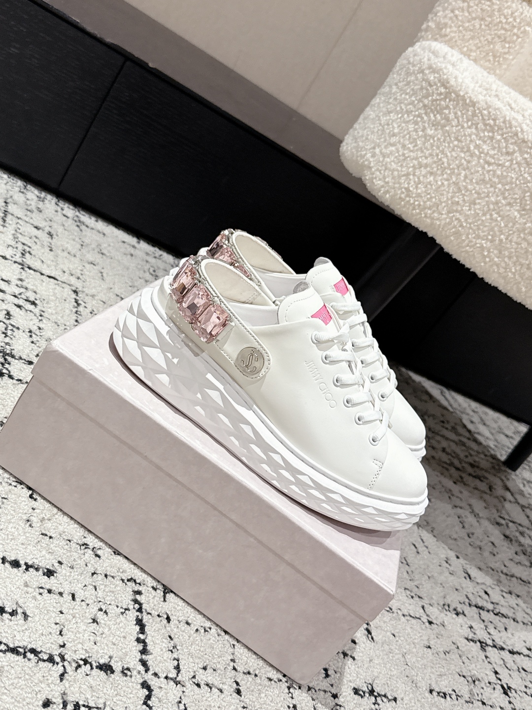 Jimmy Choo’s New Diamond Sports Shoe Series with Unique Materials and Design - 图片 3