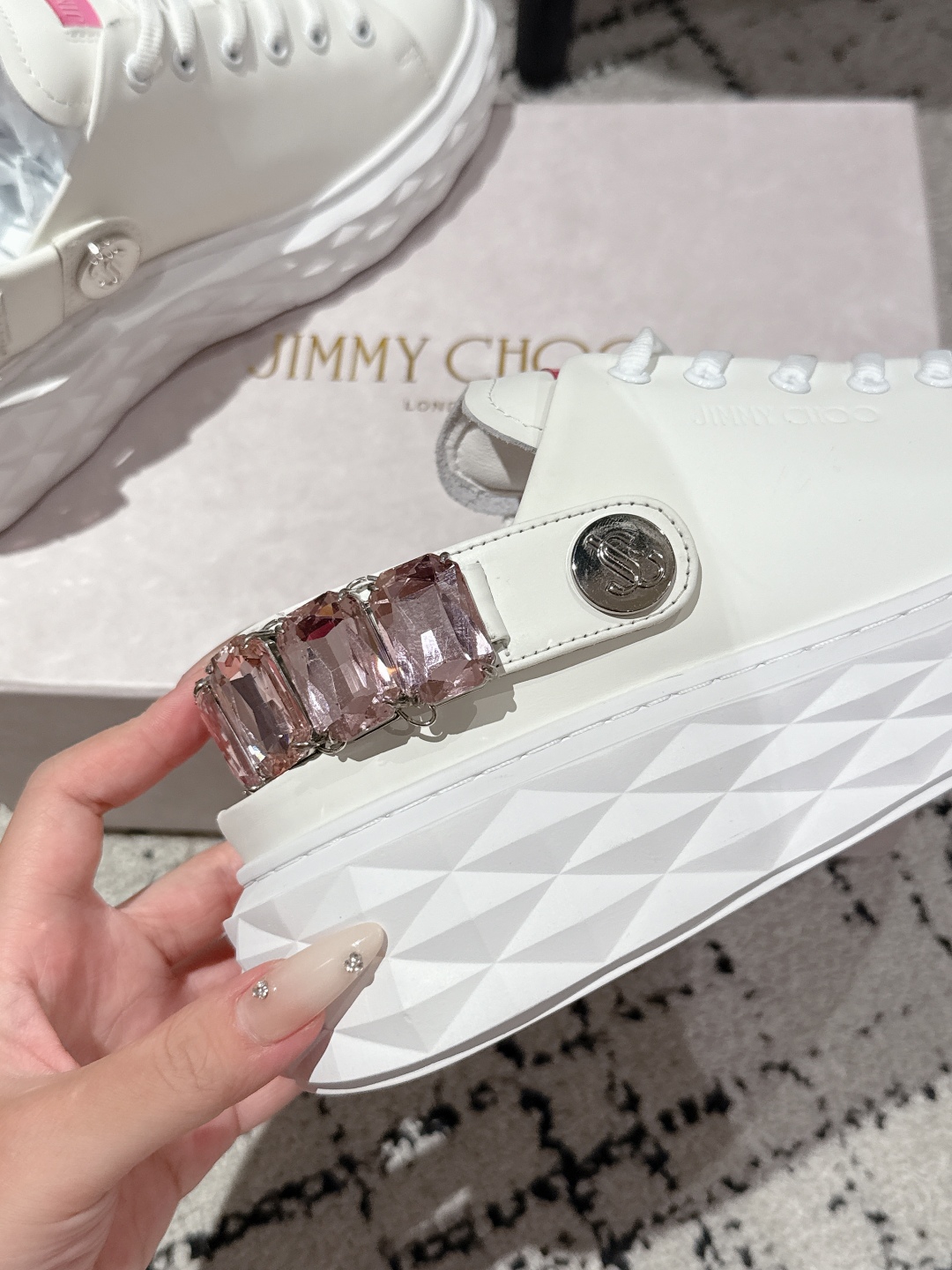 Jimmy Choo’s New Diamond Sports Shoe Series with Unique Materials and Design - 图片 8