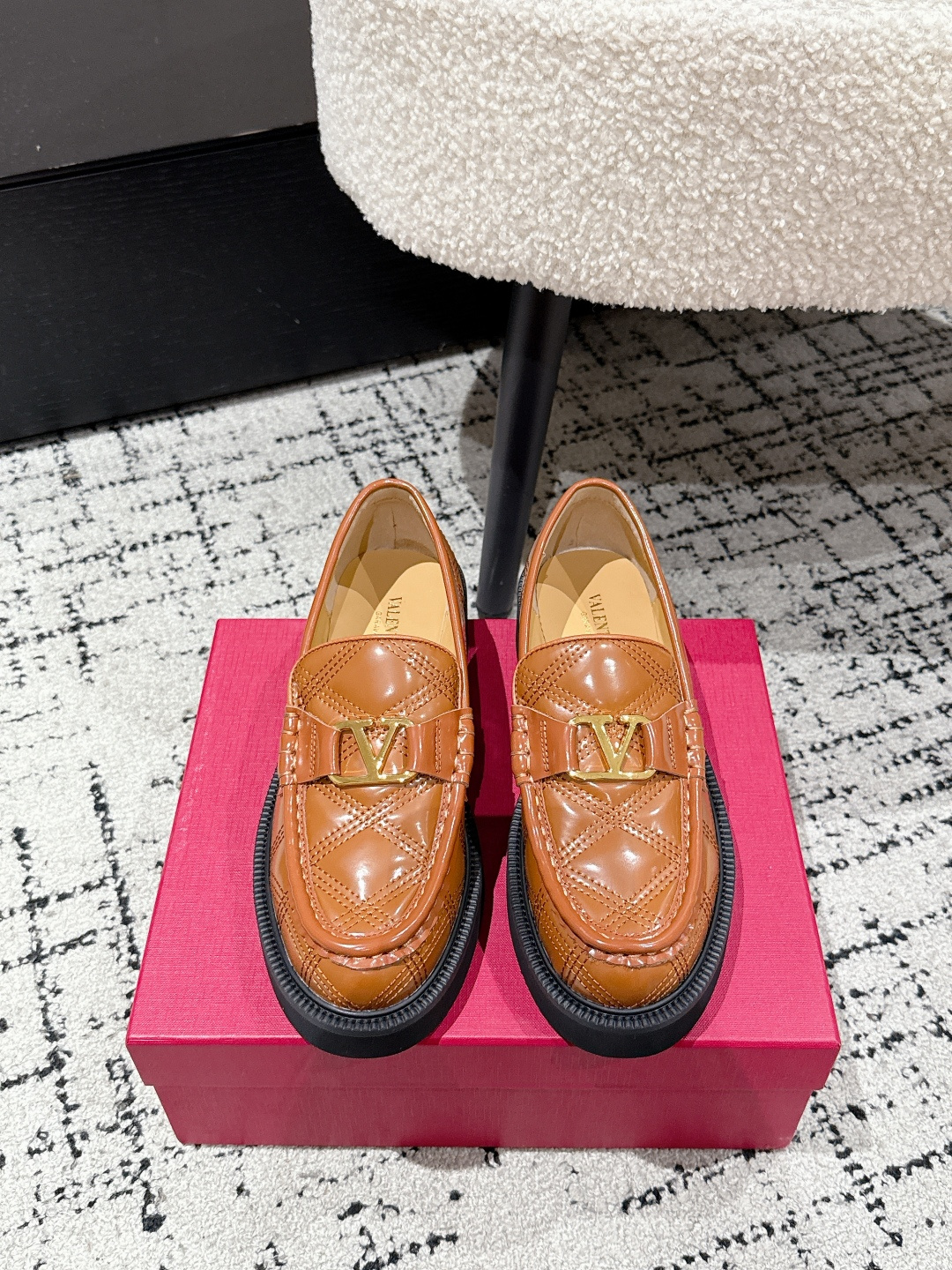 NO:442378,Valentino 25/ Autumn and Winter New Thick Sole Diamond Thick Sole Loafers The upper is made of leather with a strong glossy texture, which not only makes the shoes look more textured and classy, ​​but also is easy to clean and manage (compared to some matte materials, it is more convenient for daily simple care). The upper also has exquisite stitching design, presenting a texture similar to diamond pattern. This detailing treatment not only increases the aesthetics of the shoes, but also strengthens the brand's consistent luxury and exquisite style to a certain extent, but also makes the upper more three-dimensional and layered. The upper is customized calfskin/cow patent leather. The inner water dyed cowhide sole original open-die wear-resistant rubber combination sole Size#35-40 (40 custom-made without return and exchange), loafers, valentino, valentino, loafers, cowhide19860909Valentino 华伦天奴 25/ 秋冬 新款 厚底菱格 厚底 乐福鞋 鞋面采用了光泽感较强的皮革材质,不仅让鞋子看起来更有质感、更显档次,同时也易于清洁和打理（相对一些哑光材质而言,在日常简单护理上更方便）.鞋面上还有精致的缝线设计,呈现出类似菱格纹的纹理效果,这种细节处理既增加了鞋子的美观度,又在一定程度上强化了品牌一贯的奢华精致风格,同时也能让鞋面更具立体感和层次感 鞋面原版定制小牛皮/牛漆皮 内里水染牛皮 鞋底原版开模耐磨绒橡胶组合大底 Size#35-40（40定做不退换）,乐福鞋,valentino,valentino,loafers,cowhide,Women's Shoes