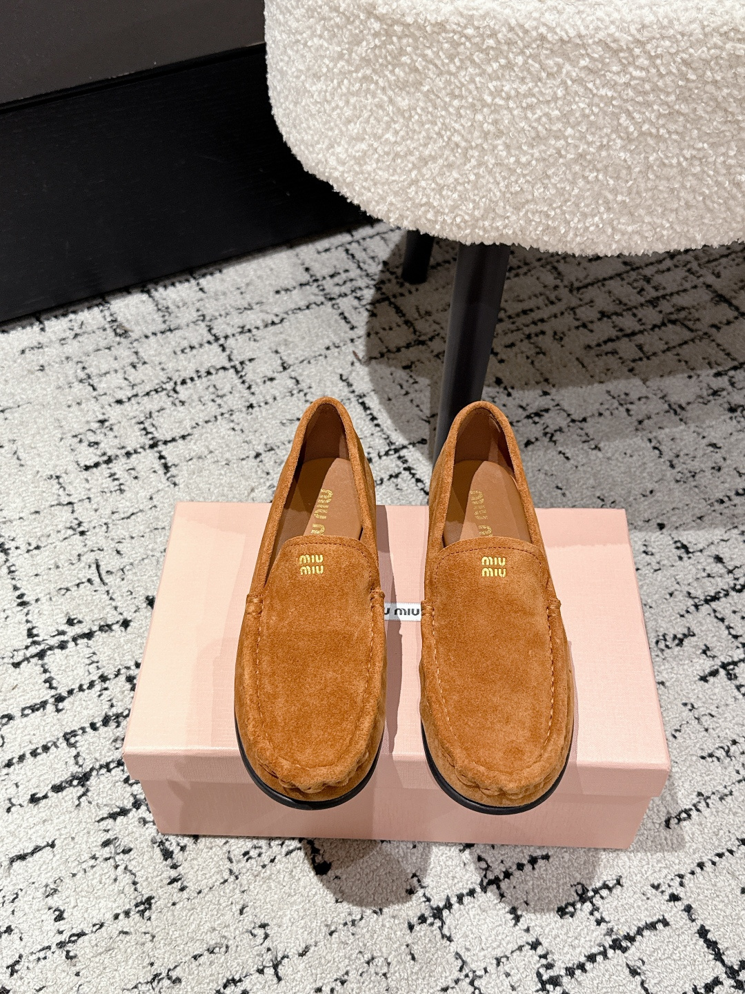 NO:446899,MiuMiu 25/ The latest autumn and winter catwalks Doudou casual loafers, many celebrities and internet celebrities plant grass, and the most popular items with super high appearance. These years of old money styles are super, this loafer is no exception. The simple design concept and the brand's classic logo make it look extremely simple!  Really make a pair of items that can be used regardless of age, occupation, or outfit. Fabric: Use imported Gao Mercury Yangjing. Little: Mixed-bred sheepskin. Outsole: Original private model outsole Size#35-40 (40 custom made without return or exchange), loafers, miumiu, loafers, sheepskin, sheep19860909MiuMiu缪缪 25/ 秋冬最新走秀款 豆豆 休闲 乐福鞋 超多明星网红种草 秀款出镜率超高的单品 这几年老钱风穿搭超级 这款乐福鞋也不例外 简约的设计理念搭配品牌经典的logo做点缀显得格外极简！真的做到一双不分年龄不分职业不分穿搭都可以驾驭的单品 面料: 选用进口高丝光羊京 内里: 混种羊皮 大底: 原版私模大底 Size#35-40（40定做不退换）,乐福鞋,miumiu,loafers,sheepskin,sheep,Women's Shoes