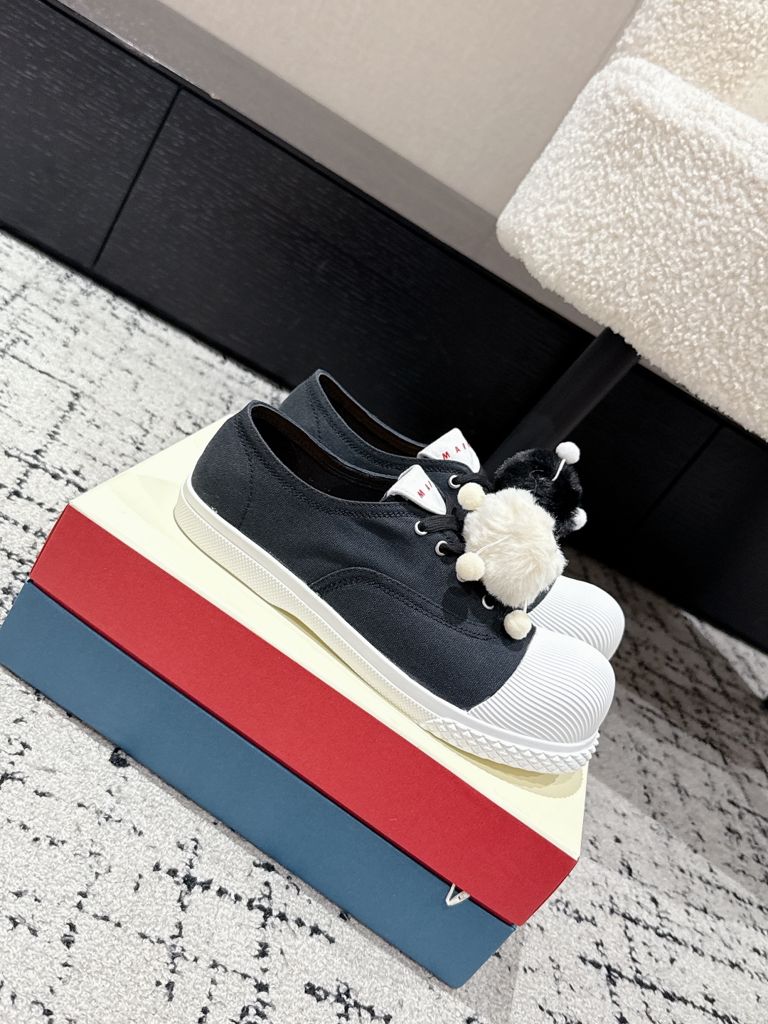 New Canvas Sneakers with Wave Patterns for Comfort and Style