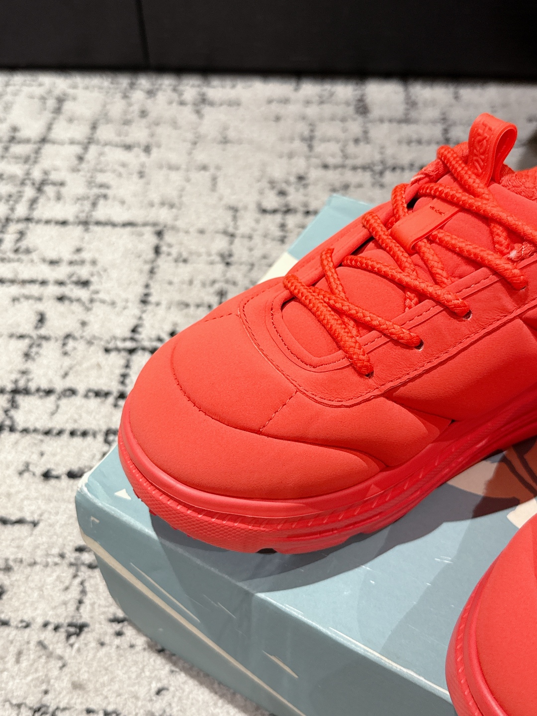Marni x Hoka Collaboration: Monochrome Sneakers with Unique Design and Comfort - 图片 5