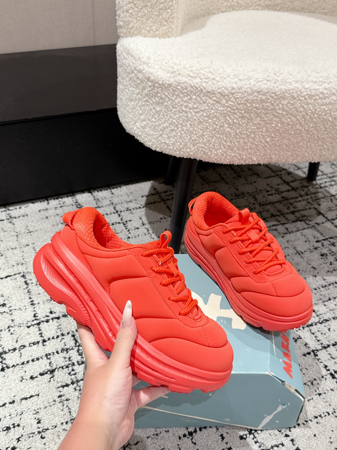 Marni x Hoka Collaboration: Monochrome Sneakers with Unique Design and Comfort - 图片 4