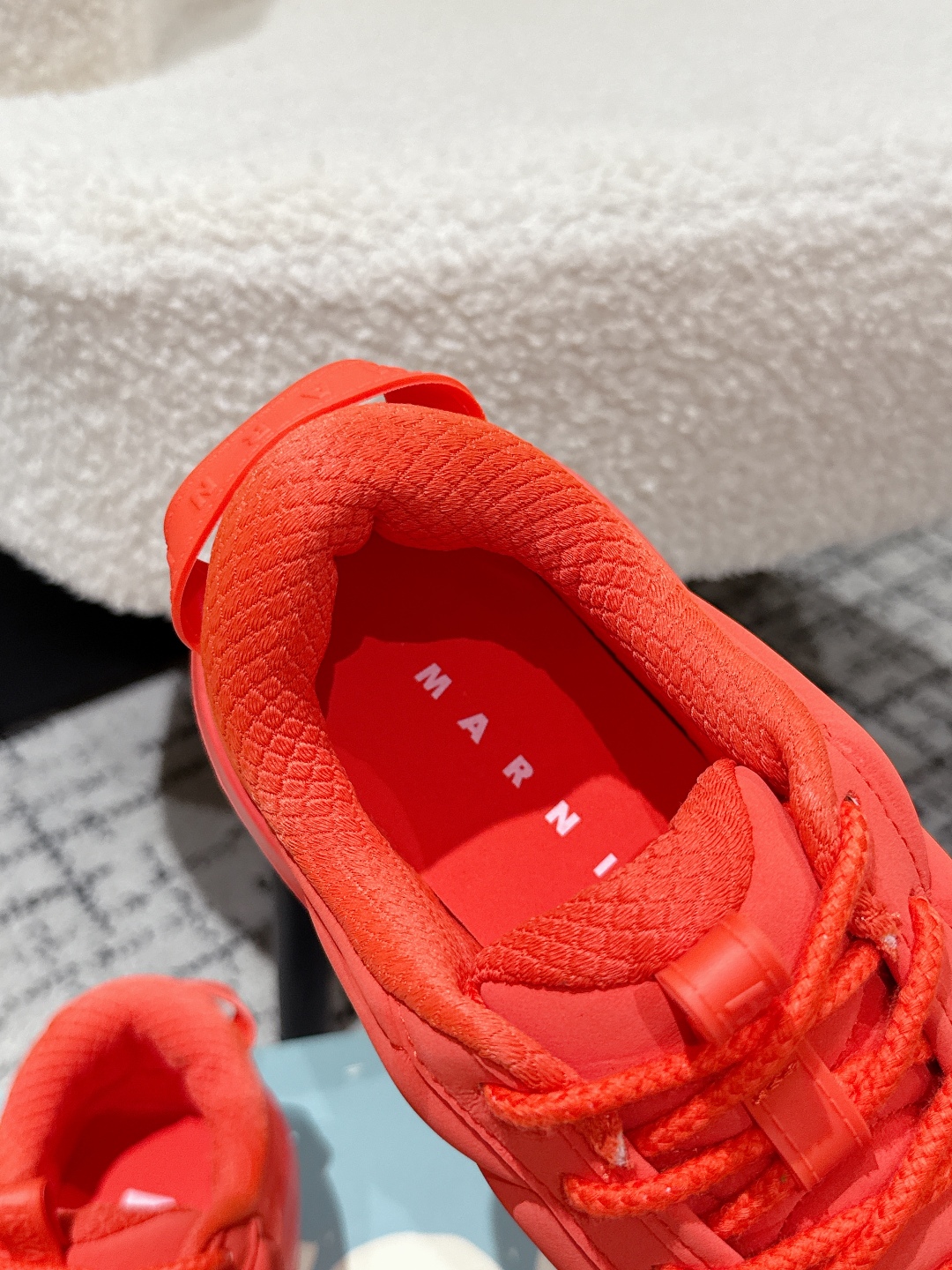 Marni x Hoka Collaboration: Monochrome Sneakers with Unique Design and Comfort - 图片 7