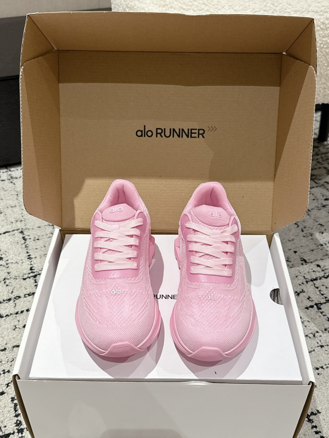 NO:446923,#Couple model ALO 25/ New spring and summer model, thick-soled comfort, couple model, casual sports running shoes, super popular brands this year, many celebrities and internet celebrities plant grass, and they are super versatile!  And super comfortable!  It is a thick bottom but it is not heavy at all on the feet, very lightweight!  It looks better when putting on socks!  And it is recommended by celebrities. It is a model that increases your legs and makes your legs look thinner!  Super suitable for us small girls~ the shoes are also a classic color-blocking and contrasting design with the delicate leather texture on the upper!  !  Original fabric mold opening process mesh surface, outsole IP foam ultra-clear material bottom rubber non-slip Size#women 35-40 men 39-45 (female 40 men 45 customized, no return or exchange), dad shoes19860909#情侣款 ALO 25/ 春夏新款 厚底舒适 情侣款 休闲 运动跑步鞋 今年超火的品牌 好多明星网红种草 上脚超级百搭！而且超级舒适！是厚底款但是上脚一点都不沉非常轻便！套上袜套搭配更好看！而且还是明星同款推荐～上脚增高显腿细！超级适合我们小个子女生～鞋子整体也是经典的拼色撞色设计搭配鞋面细腻的真皮纹路肌理感！！ 面料原版开模工艺网面 大底IP发泡超清料底片橡胶防滑 Size#女35-40男39-45（女40男45订做不退换）,老爹鞋,Women's Shoes