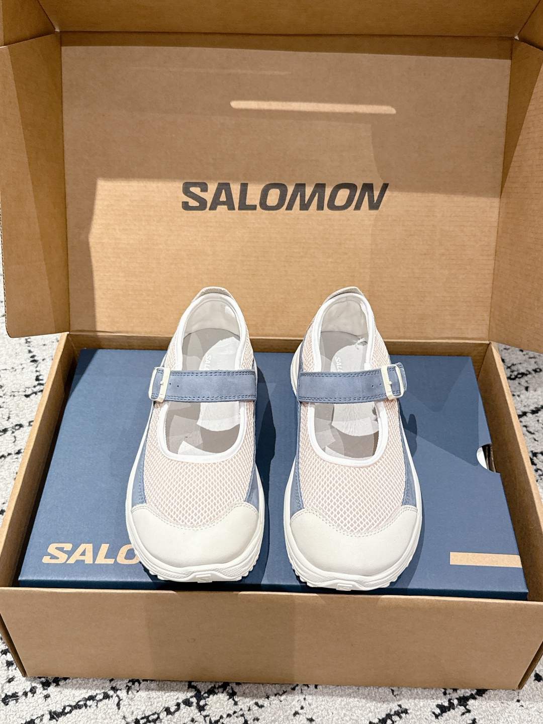 NO:446941,SALOMON 25/ New spring and summer style, thick sole, mesh, Mary Jane sneakers. The thick sole heightening design not only brings a different feeling of comfort, but also can easily lengthen the leg lines, allowing you to instantly transform into long legs!  Mary Jane makes sweet and small girls not missed. What these shoes can bring you is not only fashion, but more confidence and elegance!  When you walk, KuKu is windy, and you will become a bird's legs when you wear it. Fabric: imported suede. Original breathable mesh. Inner: Original imported breathable mesh. Outsole: Original mold-opening ultra-light foam material. Size#35-40 (40 custom-made, non-return and exchange), Mary Jane, mary jane, sneakers, chamois leather19860909SALOMON萨洛蒙 25/ 春夏新款 厚底 网面 玛丽珍运动鞋  夏日气息的萨洛蒙,厚厚的底增高设计,不仅带来不一样的舒适感,还能轻松拉长腿部线条,让你瞬间变身大长腿！玛丽珍让甜美小个子女生更是不能错过,这双鞋能给你带来的不仅仅是时尚,更多的是自信与优雅！走起路来KuKu带风,穿上直接变小鸟腿 面料: 进口麂皮 原版透气网布 内里: 原版进口透气网里  大底: 原版开模超轻发泡材质 Size#35-40（40定制不退换）,玛丽珍,mary jane,sneakers,chamois leather,Women's Shoes