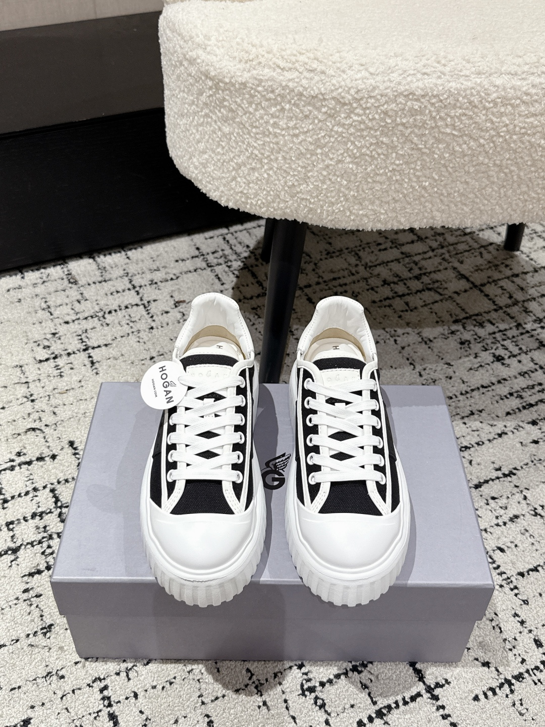 NO:446992,#Couple model Top version HOGAN 25/ Latest H-Stripes lace-up thick sole sponge cake life casual shoes Multiple materials incorporate colorful creative inspiration to blend brand classics and trendy styles to illuminate casual daily life; equipped with memory foam inner sole cushioning design, light and comfortable, lightweight, comfortable and diverse styles~~~ Fabric custom original cowhide/canvas splicing Inner original sheepskin Outsole Original molded foamed sole (sole thickness 5.5cm) Size: #35-44, casual shoes/sports shoes, sneakers, cowhide, sheepskin19860909#情侣款 顶级版本 HOGAN 25/ 最新 H-Stripes系带 厚底 松糕 生活休闲鞋 多元材质融入缤纷创作灵感,调和品牌经典与潮流格调,点亮休闲日常;搭载记忆泡沫内底缓震设计,轻盈舒适,焕呈轻巧,舒适多元化风格穿搭~~~ 面料定制原版牛皮/帆布拼接 内里原版羊皮 大底原版开模发泡成型底（底厚5.5cm) Size: #35-44,休闲鞋/运动鞋,sneakers,cowhide,sheepskin,Women's Shoes