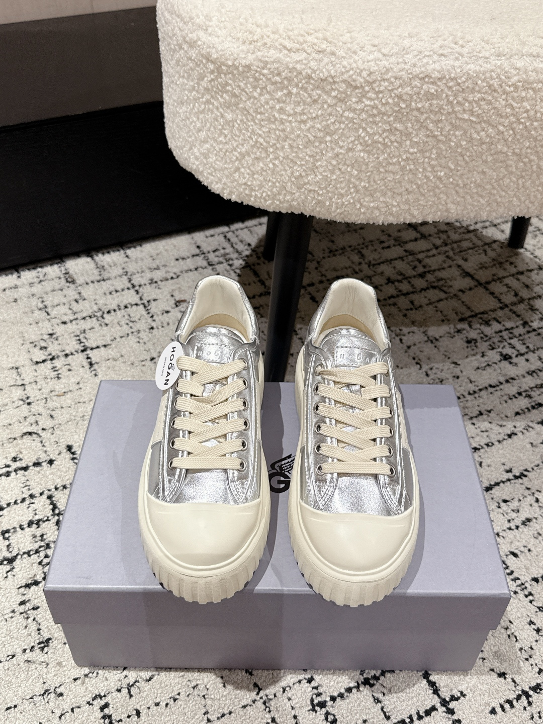 NO:447000,Men's #couple model Top version HOGAN 25/ Latest H-Stripes lace-up thick sole sponge cake life casual shoes Multiple materials incorporate colorful creative inspiration to blend brand classics and trendy styles to illuminate casual daily life; equipped with memory foam inner sole cushioning design, light and comfortable, lightweight, comfortable and diverse styles~~~ Customized fabric original cowhide inner sheepskin Outsole original molded foamed sole (sole thickness 5.5cm) Size: #35-44, casual shoes/sports shoes, sneakers, cowhide, sheepskin19860909男 #情侣款 顶级版本 HOGAN 25/ 最新 H-Stripes系带 厚底 松糕 生活休闲鞋 多元材质融入缤纷创作灵感,调和品牌经典与潮流格调,点亮休闲日常;搭载记忆泡沫内底缓震设计,轻盈舒适,焕呈轻巧,舒适多元化风格穿搭~~~ 面料定制原版牛皮 内里原版羊皮 大底原版开模发泡成型底（底厚5.5cm) Size: #35-44,休闲鞋/运动鞋,sneakers,cowhide,sheepskin,Women's Shoes