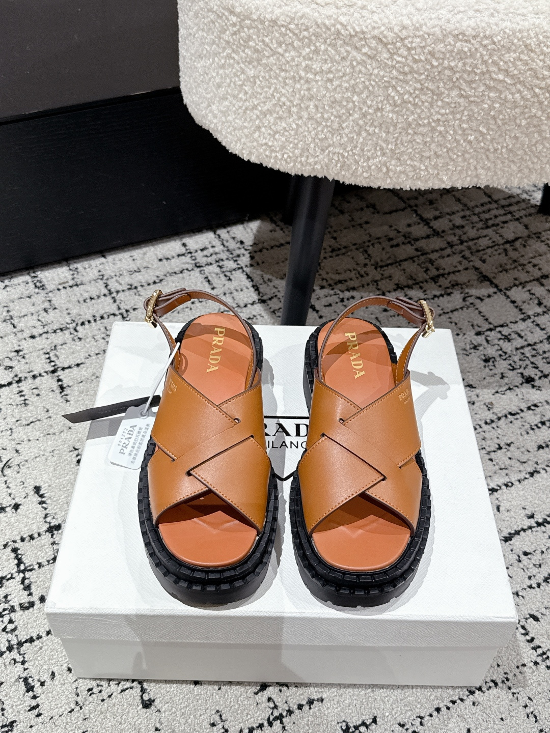 NO:444884,Prada 25/ Latest Spring and Summer Pig Cage Roman Sandals The always popular Pig Cage Sandals are released again!  Make the whole pair of shoes light and comfortable, bright colors satisfy a variety of choices for fashionable people in different styles!  The iconic metal triangle logo Mary Jane Loafers color polishing craftsmanship is a unique combination of ancient style, and every design element is on the trendy point!  Imported cowhide fabric (original oil edge) Outsole: leather edge tpu combination sole Size: #35-41 (40.41 custom-made non-return and exchange), sandals, prada, prada, loafers, sandals, mary jane, cowhide19860909Prada 普拉达 25/ 最新春夏 猪笼 罗马 凉鞋 一直很火的猪笼凉鞋 又出新款了！ 让整双鞋轻便舒适 鲜艳色彩 满足不同风格时髦人士的多种选择！标志性金属三角标玛丽珍乐福鞋擦色工艺每一双都是独一无二搭配古造型,每一个设计元素都踩在时髦点上！ 面料进口牛皮（原版油边） 大底: 真皮沿条 tpu组合底 Size: #35-41（40.41定制不退换）,凉鞋,prada,prada,loafers,sandals,mary jane,cowhide,Women's Shoes