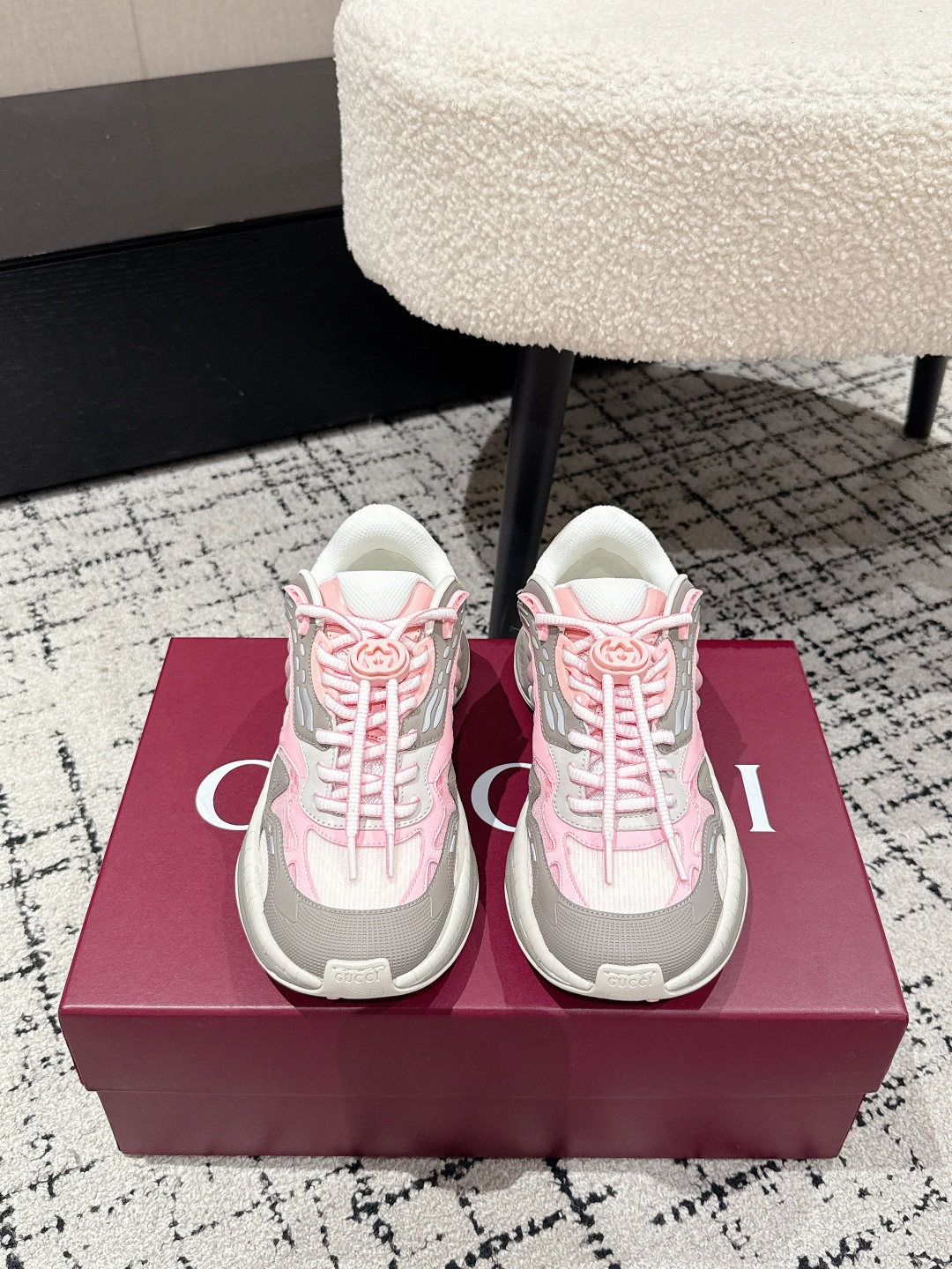 NO:444346,Purchase grade # Limited Women's Size Gucci Gucci 25ss hot new style retro sneakers dad shoes This Gucci 2.0 rejuvenates the brand's iconic striped webbing elements. This rejuvenates the iconic details, using EVA thick sole, matched with a flexible silhouette, bringing a steady and comfortable wearing experience. Delivery exquisite packaging. The fabric is made of original imported cowhide/technical fabric. Inner breathable net. Heel height 4cm. Sole original customized ultra-light foam rubber outsole. Size women's 35-40. Dad shoes, gucci, gucci, sneakers, cowhide19860909代购级 #限女码 Gucci 古驰 25ss爆款新款 复古运动鞋 老爹鞋 这款Gucci 2.0焕新演绎品牌标志性条纹织带元素.这款焕新诠释标志性细节,采用EVA厚鞋底,搭配灵动廓形,带来稳步舒适穿着体验 配送精美包装 面料采用原版进口牛皮/科技面料 内里透气网 跟高4cm 鞋底原版定制超轻发泡橡胶大底 Size女款35-40,老爹鞋,gucci,gucci,sneakers,cowhide,Women's Shoes