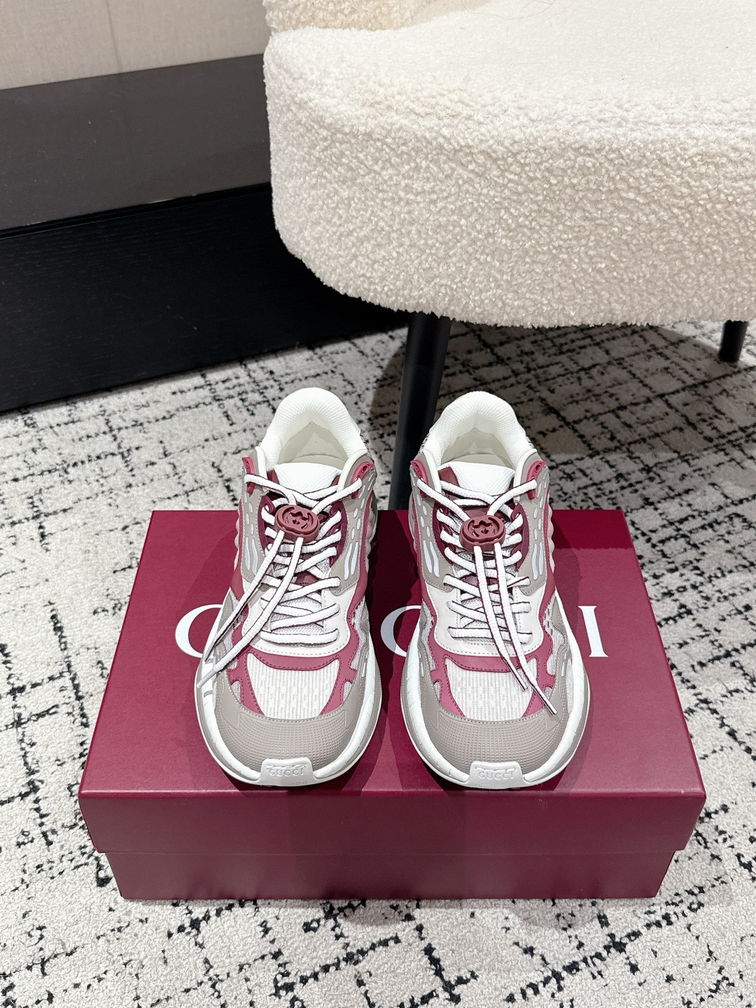 NO:444339,Purchase grade Couple model Gucci Gucci 25ss hot new style Retro sports shoes Dad shoes This Gucci 2.0 rejuvenates the brand's iconic striped webbing elements. This rejuvenates the iconic details, using EVA thick sole, matched with a flexible silhouette, bringing a steady and comfortable wearing experience. Delivery exquisite packaging The fabric is made of original imported cowhide/technical fabric, inner breathable net, heel height 4cm, original custom-made ultra-light foam rubber outsole Size women's 35-40/men's 39-45, dad shoes, gucci, gucci, sneakers, cowhide19860909代购级 情侣款 Gucci 古驰 25ss爆款新款 复古运动鞋 老爹鞋 这款Gucci 2.0焕新演绎品牌标志性条纹织带元素.这款焕新诠释标志性细节,采用EVA厚鞋底,搭配灵动廓形,带来稳步舒适穿着体验 配送精美包装 面料采用原版进口牛皮/科技面料 内里透气网 跟高4cm 鞋底原版定制超轻发泡橡胶大底 Size女款35-40/男款39-45,老爹鞋,gucci,gucci,sneakers,cowhide,Women's Shoes