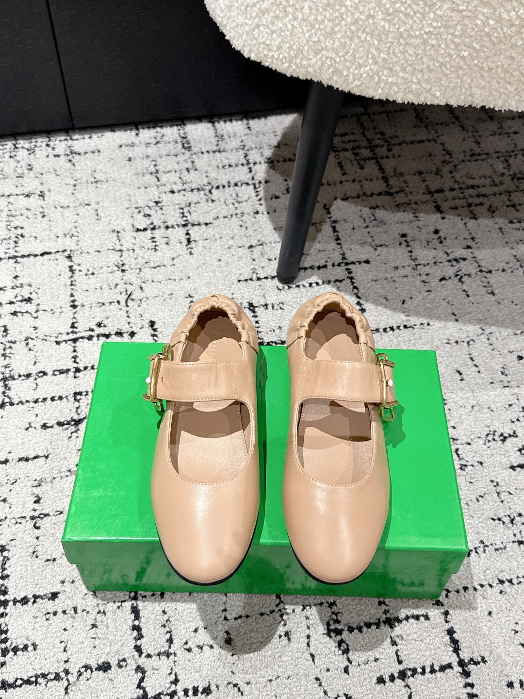 NO:668397,#TOPVERSION Bv 25/ Women's Astaire Mary Jane ballet shoes Leather Mary Jane ballet shoes, equipped with rabbit-shaped buckles, decorated with Intrecciato weaving details on the back. Full leather heel Family elements Woven series Round toe A must-have for commuting BV early autumn series They are all so beautiful. Elegant materials are used in shoes that are intellectual, elegant and capable. The small square toe design is full of high-end and beautiful~~ Fabric: Use the original consistent lambskin  And the shaping technology pursues the perfection of internal craftsmanship. Inner: Made of lambskin, never sloppy. Original outsole: Made of Italian leather outsole, with clear dyeing technology and black rubber square craftsmanship. Comfortable and high-end. Square heel design makes traveling more comfortable and confident. Size: #35 36 37 38 39 40 41 42 (40 41 42 customized), ballet shoes, Bottega Veneta, Mary  jane,sheepskin,leather soles19860909#顶级版本 Bv 25/ 女士Astaire 玛丽珍 芭蕾舞单鞋 皮革玛丽珍芭蕾舞鞋,配有兔形搭扣,后帮饰有 Intrecciato编织细节.全真皮 后跟 家族元素 编织系列 圆头 通勤必备 BV早秋系列 都好美啊 优雅材质运用在鞋履上知性优雅干练 满满的高级感小方头设计美美哒～～ 面料: 选用原版一致小羊皮 以及定型科技追求内部工艺完美 内里: 选用小羊皮 绝不马虎 原版 大底: 选用意大利真皮大底 配合清染技术 搭配黑色橡胶方块工艺 舒适高端 方形小跟设计 让出行更舒适 自信 Size: #35 36 37 38 39 40 41 42  (40 41 42定制),芭蕾舞鞋,bottega veneta,mary jane,sheepskin,Leather soles,Women's Shoes