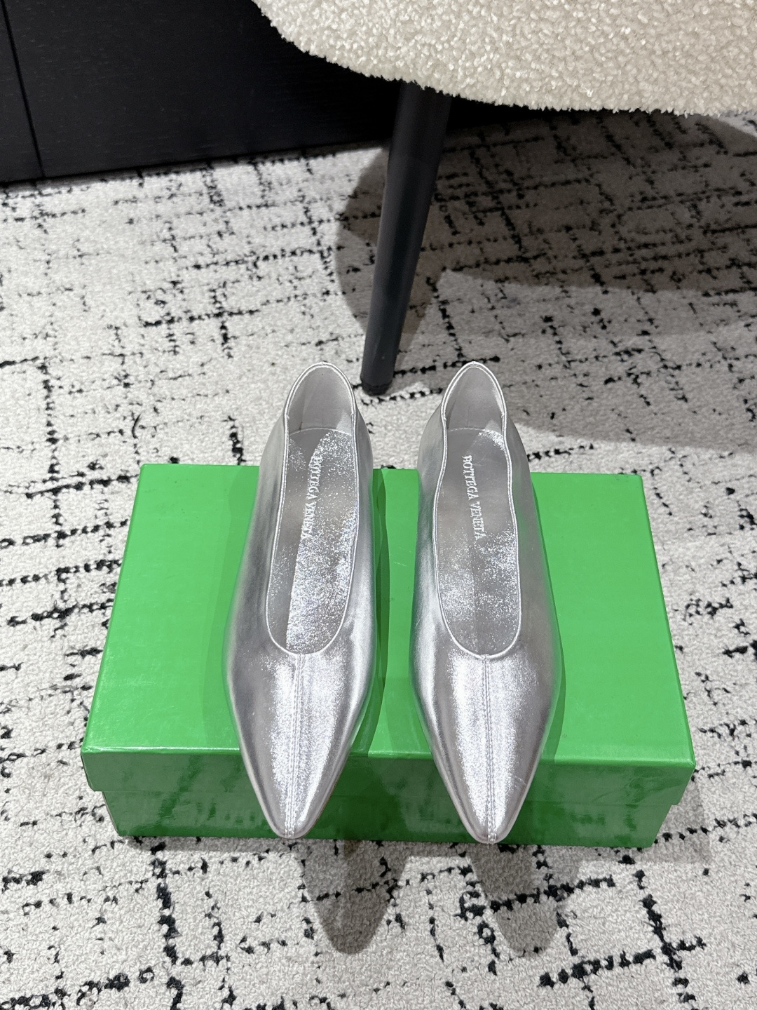 NO:668406,#TOPVERSION BV 25/ Sofia series women’s flat soles, pointed toes, single shoes, small pointed toes, essential for commuting, BV early autumn series, all so beautiful. Elegant materials are used in shoes that are intellectual, elegant and capable. The full high-end design is beautiful~~ Comfortable and high-end flat design makes traveling more comfortable and confident. Fabric: Use original consistent lambskin and shaping technology to pursue the perfection of internal craftsmanship. Interior: Use lambskin, never sloppy. Original version  Outsole: Italian genuine leather outsole with clear dyeing technology and rubber square craftsmanship Size: #35 36 37 38 39 40 41 42 (customized code number of 40 41 42), single shoes, bottega veneta, sheepskin, Leather soles19860909#顶级版本 BV 25/ Sofia系列女士 平底 尖头 单鞋 小尖头 通勤必备 BV早秋系列 都好美啊 优雅材质运用在鞋履上知性优雅干练 满满的高级感设计美美哒～～ 舒适高端 平底 设计 让出行更舒适 自信 面料: 选用原版一致小羊皮 以及定型科技追求内部工艺完美 内里: 选用小羊皮 绝不马虎 原版 大底: 选用意大利真皮大底 配合清染技术 搭配橡胶方块工艺 Size: #35 36 37 38 39 40 41 42 (40 41 42定制码数),单鞋,bottega veneta,sheepskin,Leather soles,Women's Shoes