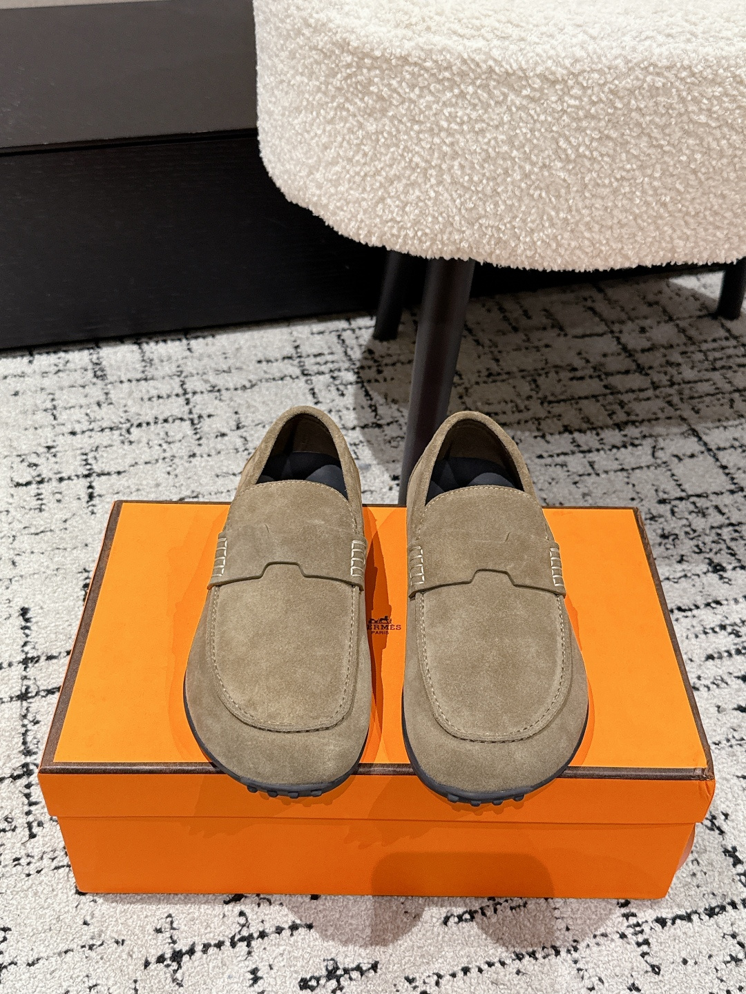 NO:668374,Male #couple model HERMES 25/ Couple model Mule shoes Loafers Hermès autumn and winter new Mule shoes look good no matter how you pair them with them, they have a casual and high-end feel, cute design, the comfort is also great, and they are very trendy when paired with a variety of colorful socks. The upper is imported Sheep Beijing noodles, the lining is imported water-dyed cow lining, the foot pads are imported mixed sheepskin outsole, Tpu non-slip and wear-resistant outsole Size #Female 35-40  Male 40-45 (female 40, male 45 customized), half drag, hermes, hermes, loafers, sheepskin, sheep, socks19860909男 #情侣款 HERMES 爱马仕 25/ 情侣款 穆勒鞋 乐福鞋 爱马仕秋冬新品穆勒鞋怎么搭配都好看,随意且高级的感觉,呆萌设计 舒适度也很棒,搭配各种彩色袜子,潮爆了 鞋面进口羊京面 内里进口水染牛里 垫脚进口混种羊皮 大底Tpu防滑耐磨大底 Size#女35-40 男40-45(女40.男45定制）,半拖,hermes,hermes,loafers,sheepskin,sheep,socks,Women's Shoes