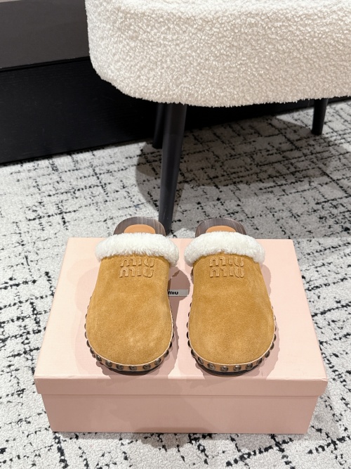 Miu Miu 2025 Fall/Winter Furry Suede Clogs - Comfortable and Stylish 44 Miu Miu 2025 Fall/Winter Furry Suede Clogs - Comfortable and Stylish